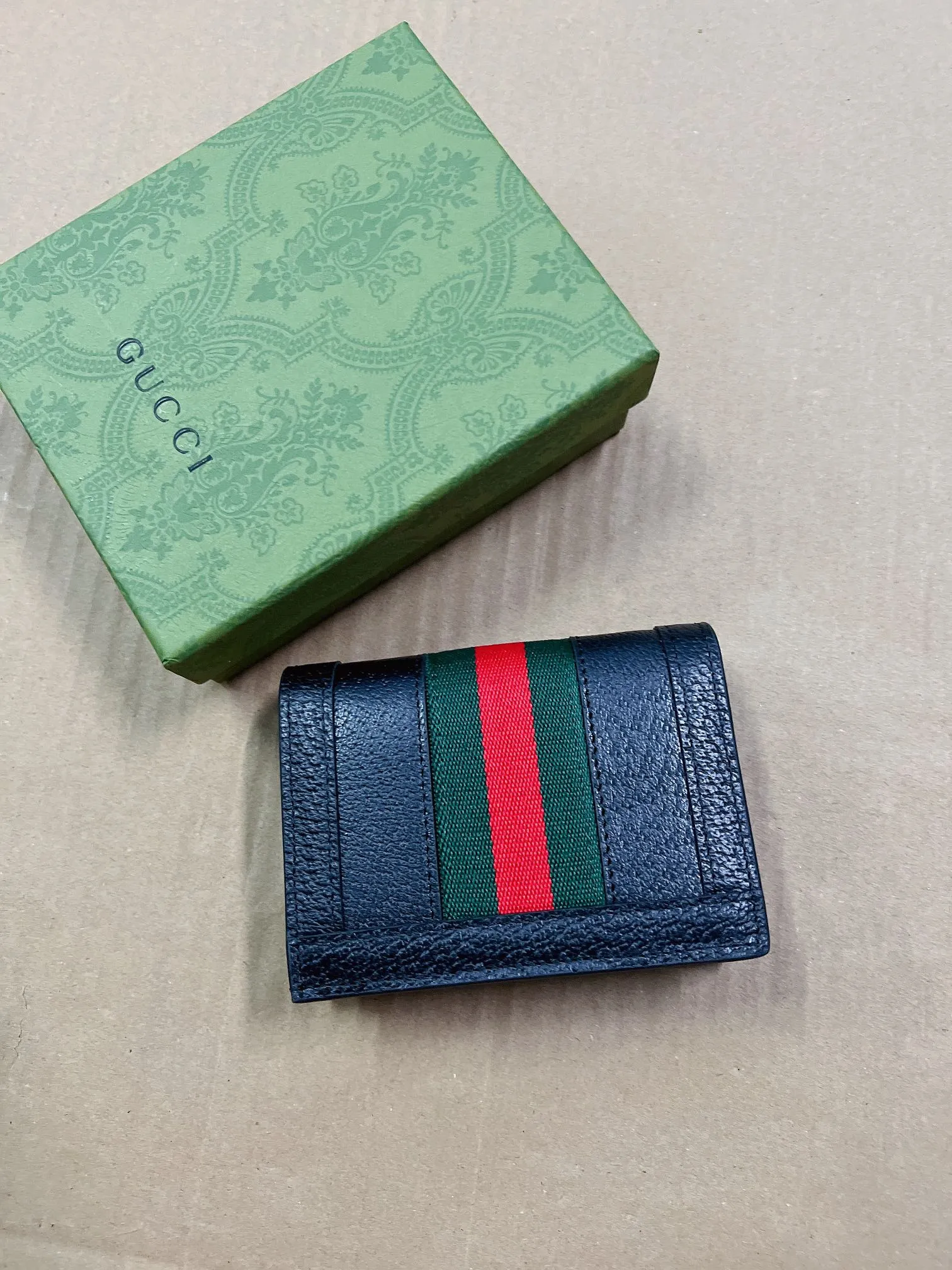 💰350🇭🇺🇭🇺 New model synchronized with the official website! Ophidia series ~ short card holder ~ wallet, 🍐🍐 is made of GG Supreme original factory pig grain first-layer cowhide 🍐🍐 with iconic double G hardware marks, classic red and green webbing, high-end cotton zipper ~ refined! 🍐🍐Model number: 523155, 🍐🍐Size: W11xH8.5xD3cm, Color: black, white, burgundy
