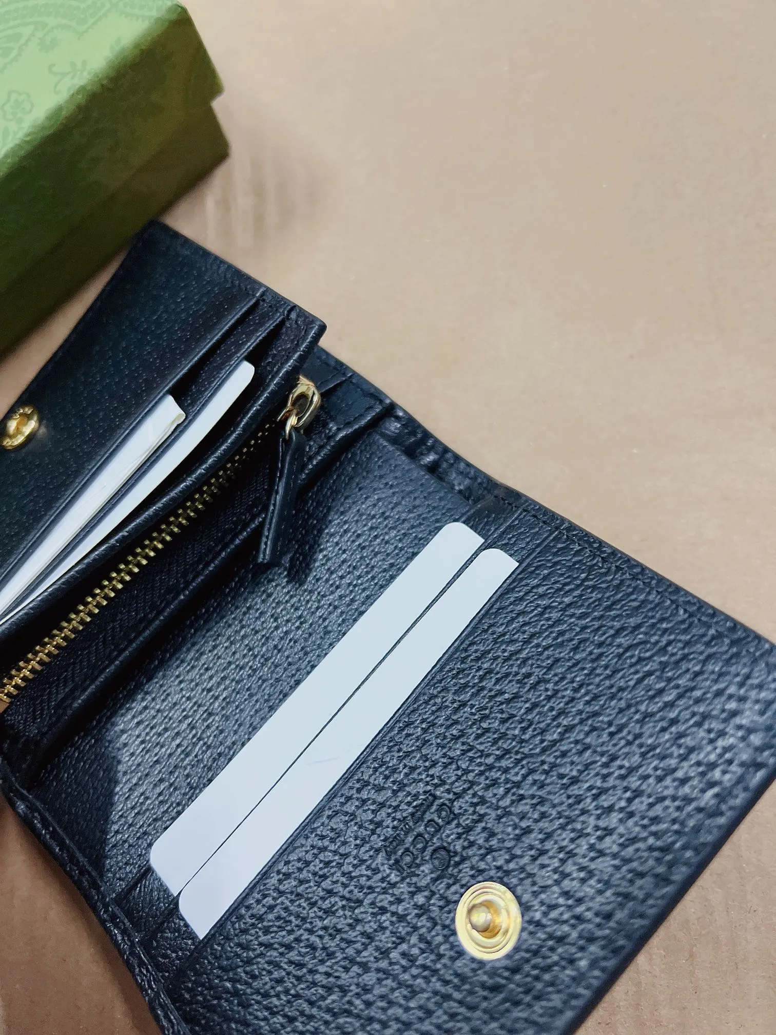 💰350🇭🇺🇭🇺 New model synchronized with the official website! Ophidia series ~ short card holder ~ wallet, 🍐🍐 is made of GG Supreme original factory pig grain first-layer cowhide 🍐🍐 with iconic double G hardware marks, classic red and green webbing, high-end cotton zipper ~ refined! 🍐🍐Model number: 523155, 🍐🍐Size: W11xH8.5xD3cm, Color: black, white, burgundy