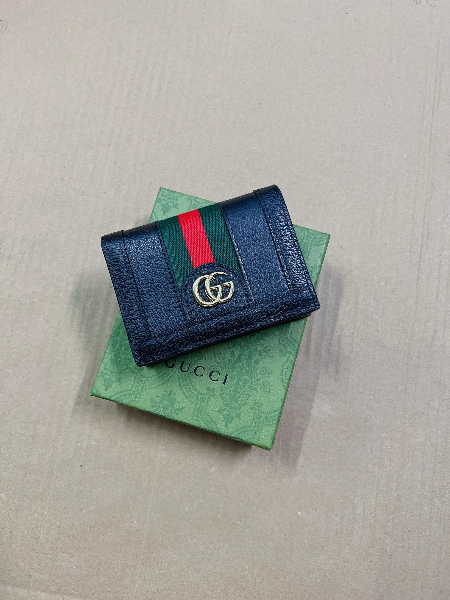 💰350🇭🇺🇭🇺 New model synchronized with the official website! Ophidia series ~ short card holder ~ wallet, 🍐🍐 is made of GG Supreme original factory pig grain first-layer cowhide 🍐🍐 with iconic double G hardware marks, classic red and green webbing, high-end cotton zipper ~ refined! 🍐🍐Model number: 523155, 🍐🍐Size: W11xH8.5xD3cm, Color: black, white, burgundy