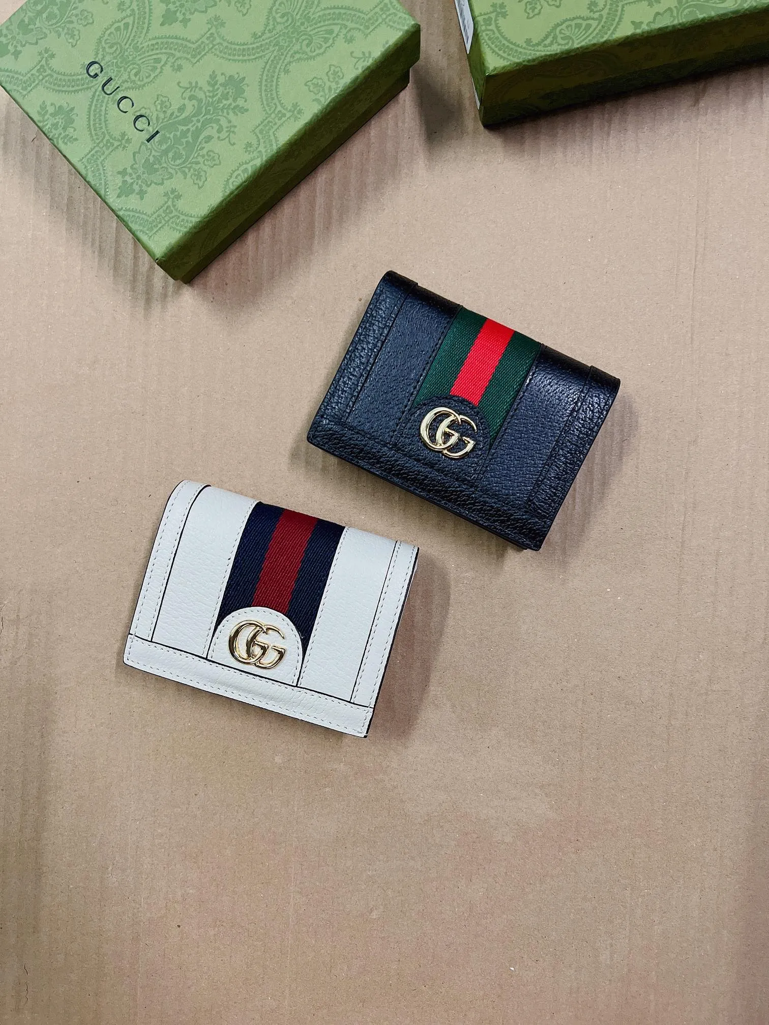 💰350🇭🇺🇭🇺 New model synchronized with the official website! Ophidia series ~ short card holder ~ wallet, 🍐🍐 is made of GG Supreme original factory pig grain first-layer cowhide 🍐🍐 with iconic double G hardware marks, classic red and green webbing, high-end cotton zipper ~ refined! 🍐🍐Model number: 523155, 🍐🍐Size: W11xH8.5xD3cm, Color: black, white, burgundy