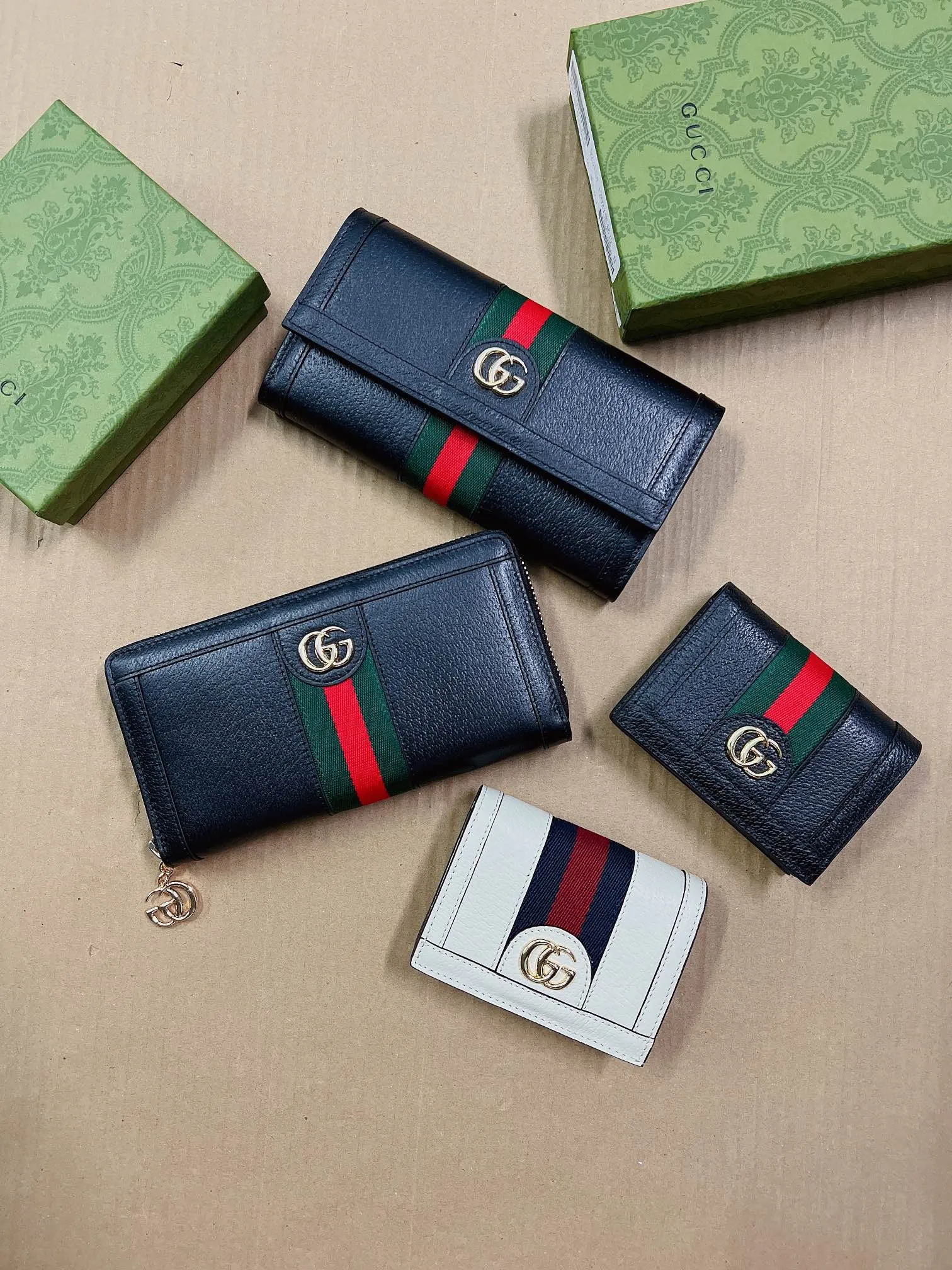 💰350🇭🇺🇭🇺 New model synchronized with the official website! Ophidia series ~ short card holder ~ wallet, 🍐🍐 is made of GG Supreme original factory pig grain first-layer cowhide 🍐🍐 with iconic double G hardware marks, classic red and green webbing, high-end cotton zipper ~ refined! 🍐🍐Model number: 523155, 🍐🍐Size: W11xH8.5xD3cm, Color: black, white, burgundy