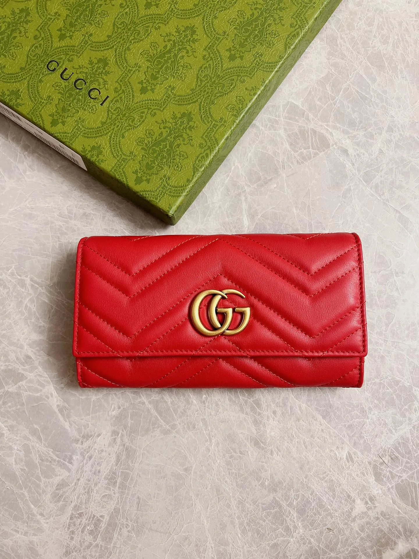 💰420 🇭🇺🇭🇺Latest ~ GG Marmont long wallet 💋💋 Made of quilted leather with GG logo embroidered on the back 💋💋GG logo vintage gold-tone hardware 💋💋 Italian-made Double G buckle snap closure 💋💋 12 card compartments and 2 Bill compartments💋💋2 separate internal compartments Zippered coin pocket closure💋💋Model: 443436, Dimensions: 19 x 10 x 3.5 CM, Color: black, red, pink,