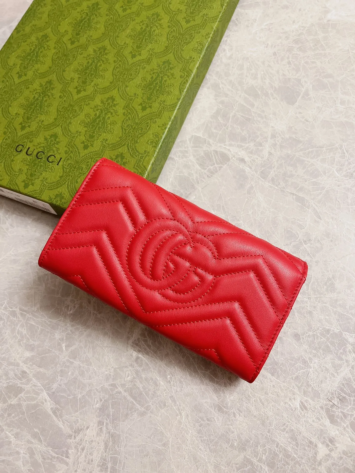 💰420 🇭🇺🇭🇺Latest ~ GG Marmont long wallet 💋💋 Made of quilted leather with GG logo embroidered on the back 💋💋GG logo vintage gold-tone hardware 💋💋 Italian-made Double G buckle snap closure 💋💋 12 card compartments and 2 Bill compartments💋💋2 separate internal compartments Zippered coin pocket closure💋💋Model: 443436, Dimensions: 19 x 10 x 3.5 CM, Color: black, red, pink,