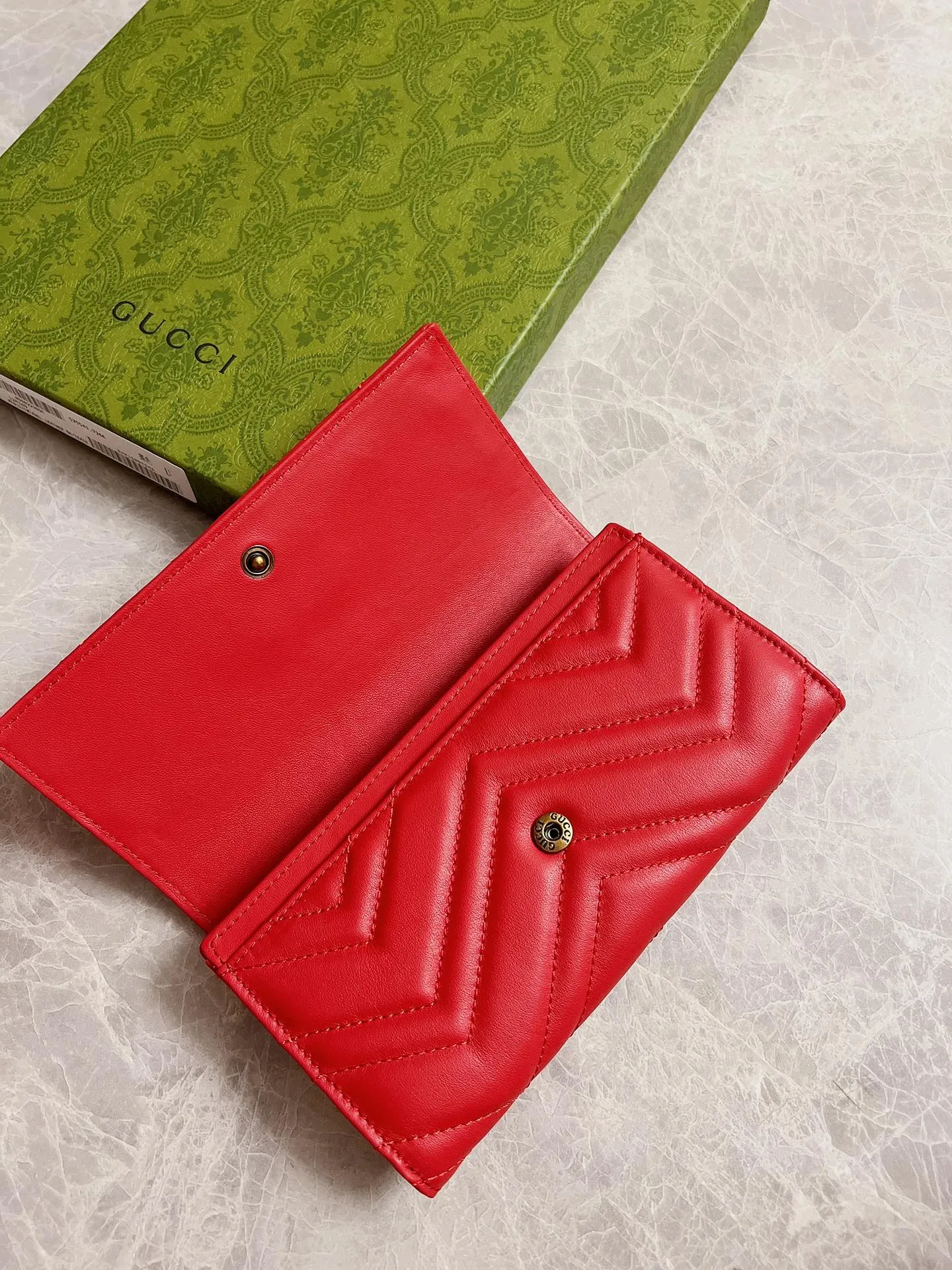 💰420 🇭🇺🇭🇺Latest ~ GG Marmont long wallet 💋💋 Made of quilted leather with GG logo embroidered on the back 💋💋GG logo vintage gold-tone hardware 💋💋 Italian-made Double G buckle snap closure 💋💋 12 card compartments and 2 Bill compartments💋💋2 separate internal compartments Zippered coin pocket closure💋💋Model: 443436, Dimensions: 19 x 10 x 3.5 CM, Color: black, red, pink,