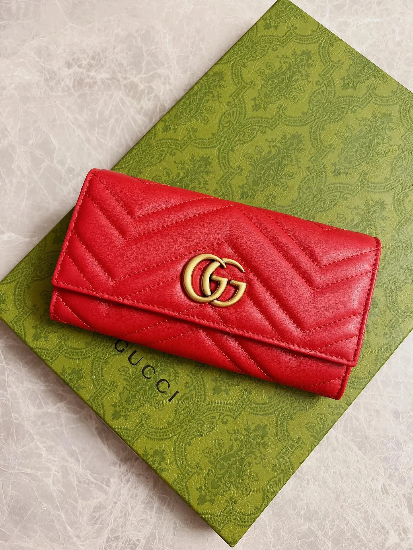 💰420 🇭🇺🇭🇺Latest ~ GG Marmont long wallet 💋💋 Made of quilted leather with GG logo embroidered on the back 💋💋GG logo vintage gold-tone hardware 💋💋 Italian-made Double G buckle snap closure 💋💋 12 card compartments and 2 Bill compartments💋💋2 separate internal compartments Zippered coin pocket closure💋💋Model: 443436, Dimensions: 19 x 10 x 3.5 CM, Color: black, red, pink,