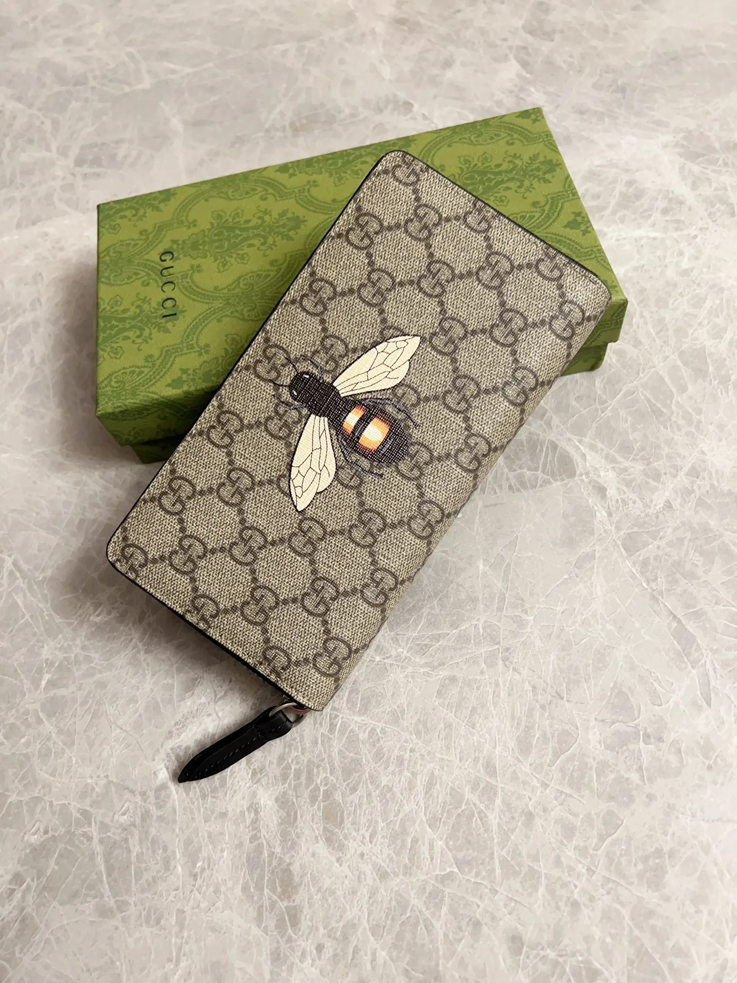 💰380 🇭🇺🇭🇺 New men’s wallet! 🐝🐝Synchronized with counters, original shaved leather with high-quality PVC fabric🐝🐝tear-printed latest bee logo🐝🐝cotton bronze gold coin pull, oiled edges with fine workmanship, simple and elegant, fashionable and domineering, 🐝🐝Model: 451273, size: 19x10x2.5cm, color: brown PVC-black "Bee"