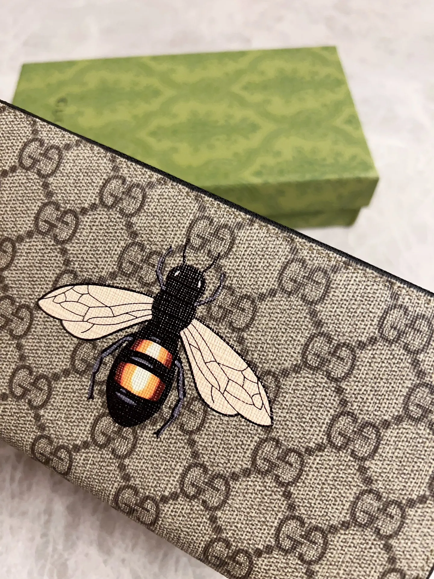 💰380 🇭🇺🇭🇺 New men’s wallet! 🐝🐝Synchronized with counters, original shaved leather with high-quality PVC fabric🐝🐝tear-printed latest bee logo🐝🐝cotton bronze gold coin pull, oiled edges with fine workmanship, simple and elegant, fashionable and domineering, 🐝🐝Model: 451273, size: 19x10x2.5cm, color: brown PVC-black "Bee"