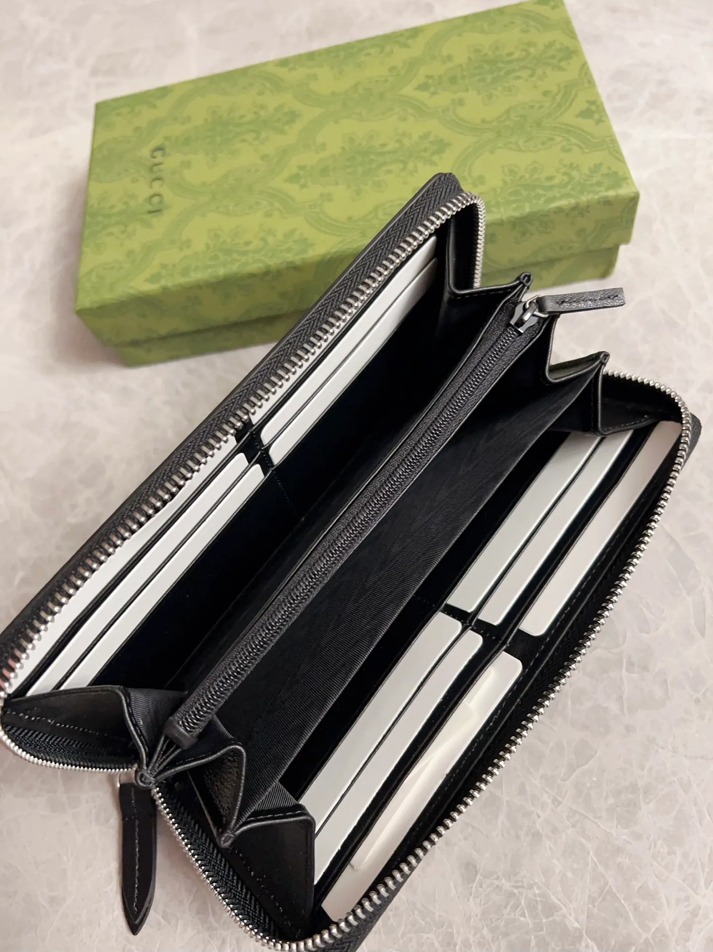 💰380 🇭🇺🇭🇺 New men’s wallet! 🐝🐝Synchronized with counters, original shaved leather with high-quality PVC fabric🐝🐝tear-printed latest bee logo🐝🐝cotton bronze gold coin pull, oiled edges with fine workmanship, simple and elegant, fashionable and domineering, 🐝🐝Model: 451273, size: 19x10x2.5cm, color: brown PVC-black "Bee"
