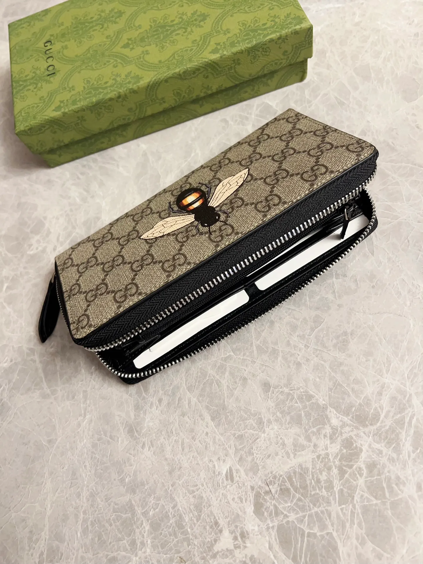 💰380 🇭🇺🇭🇺 New men’s wallet! 🐝🐝Synchronized with counters, original shaved leather with high-quality PVC fabric🐝🐝tear-printed latest bee logo🐝🐝cotton bronze gold coin pull, oiled edges with fine workmanship, simple and elegant, fashionable and domineering, 🐝🐝Model: 451273, size: 19x10x2.5cm, color: brown PVC-black "Bee"