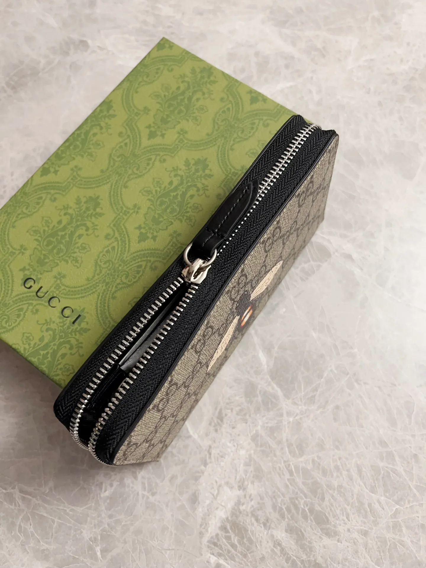 💰380 🇭🇺🇭🇺 New men’s wallet! 🐝🐝Synchronized with counters, original shaved leather with high-quality PVC fabric🐝🐝tear-printed latest bee logo🐝🐝cotton bronze gold coin pull, oiled edges with fine workmanship, simple and elegant, fashionable and domineering, 🐝🐝Model: 451273, size: 19x10x2.5cm, color: brown PVC-black "Bee"