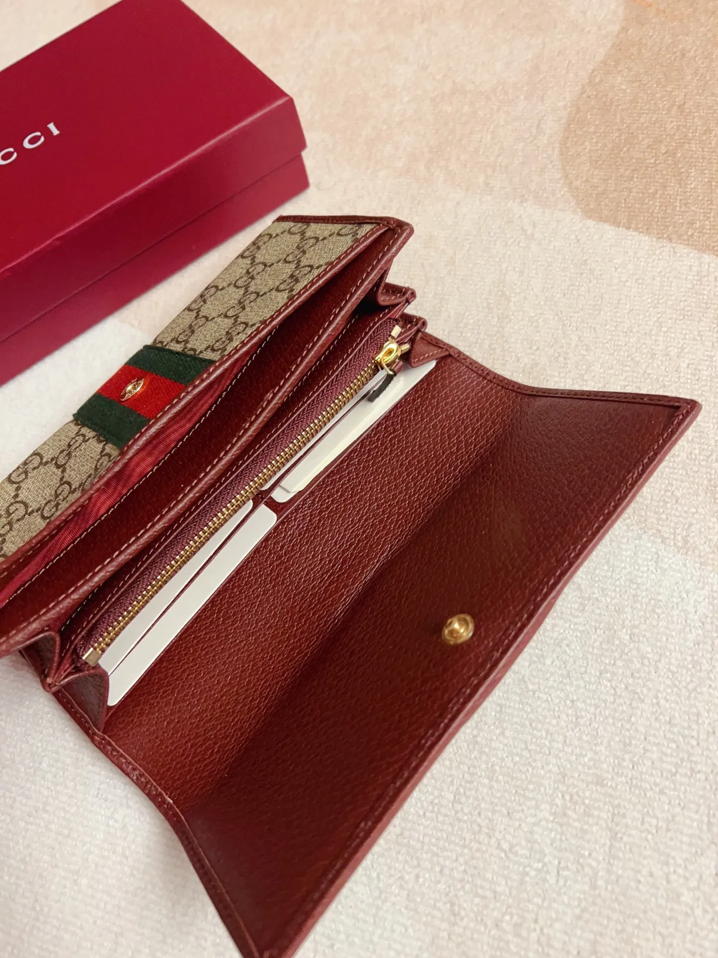 💰440🇭🇺🇭🇺 The official website is synchronized with the new model! Ophidia series ~ long wallet, 🍉🍉 made of GG Supreme original factory pig grain first-layer cowhide with PVC 🍉🍉 equipped with iconic double G hardware marks, classic red and green webbing, exquisitely made! 🍉🍉Model number: 838485🍉🍉Size: W19xH10x3cm, color: brown maroon