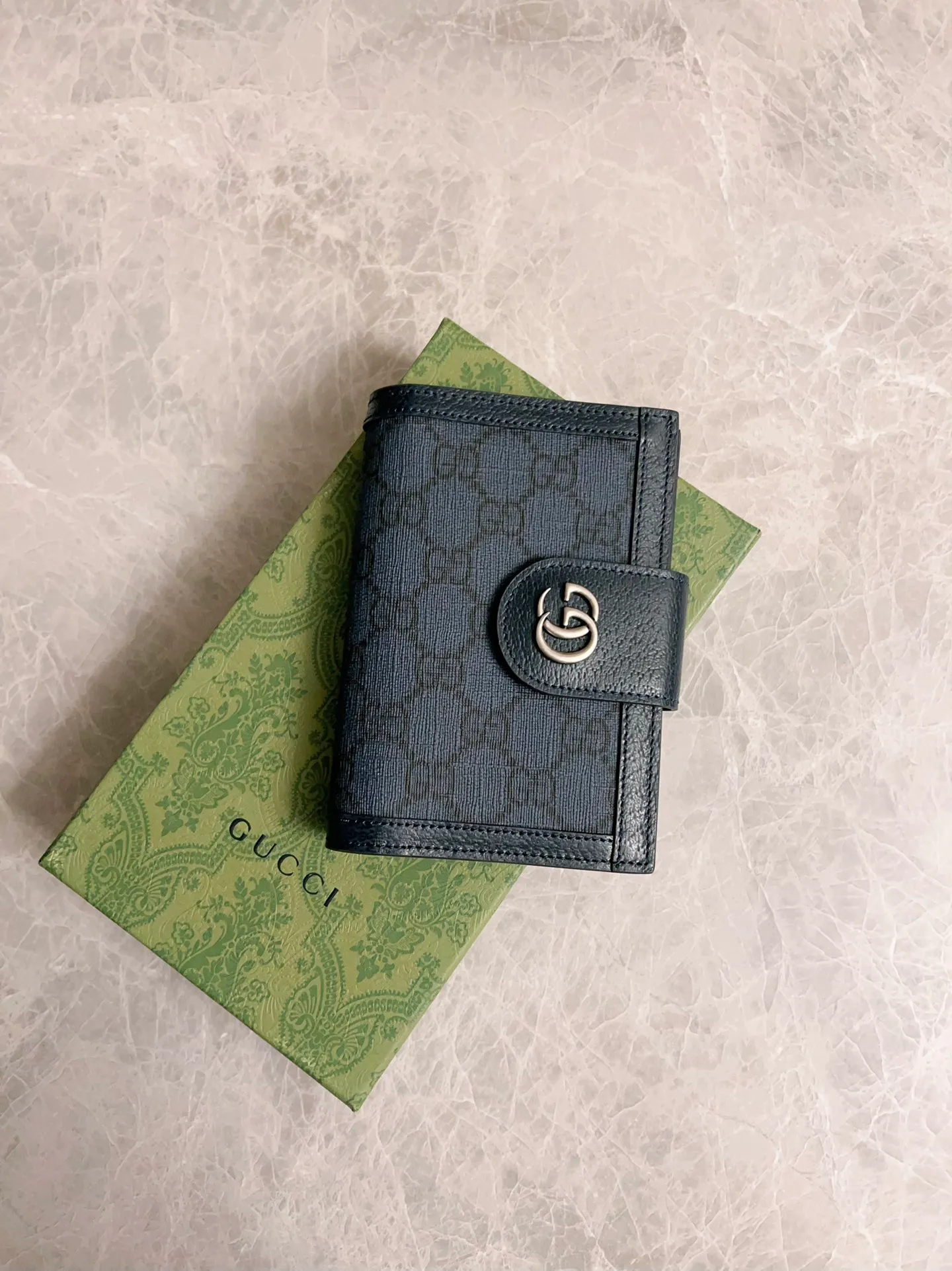 💰360 🇭🇺🇭🇺GucciO’s latest phidia series passport holder bag, Ophidia series items have endless retro feelings. Dark blue GG Supreme canvas, dark blue cowhide piping, palladium tone hardware Double G Model: 732755 Dimensions: 10x 14x2.5cm Color: dark blue/pvc.