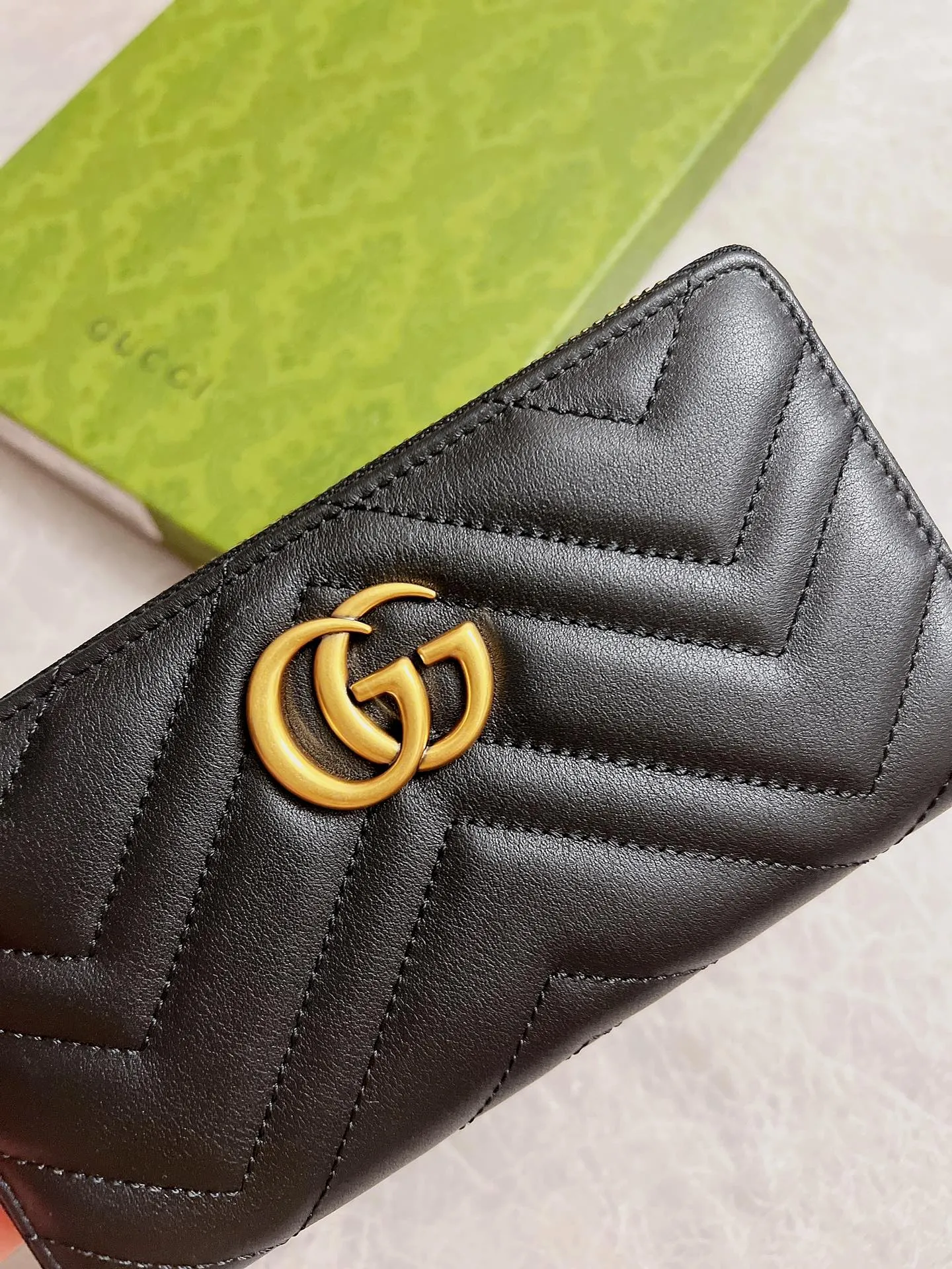 💰420 🇭🇺🇭🇺Latest～GG Marmont long zipper wallet🍿🍿Made with quilting, GG logo embroidered on the back🍿🍿GG logo vintage gold-tone hardware🍿🍿Italian-made double G buckle snap closure🍿🍿12 card compartments and 3 banknote compartments🍿🍿1 separate internal compartment zipper coin bag🍿🍿Model: 443123, size: 19 x 10 x 2.5CM, color: black, red, pink,