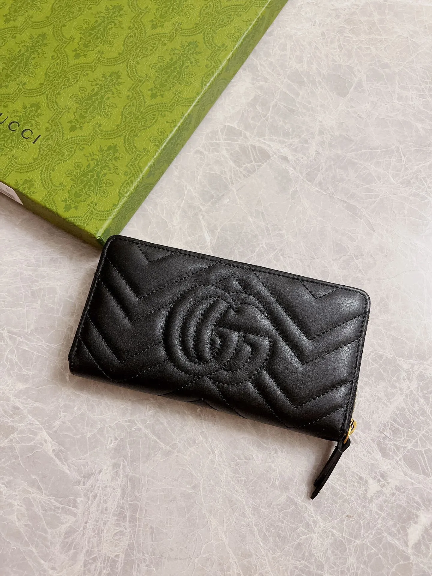 💰420 🇭🇺🇭🇺Latest～GG Marmont long zipper wallet🍿🍿Made with quilting, GG logo embroidered on the back🍿🍿GG logo vintage gold-tone hardware🍿🍿Italian-made double G buckle snap closure🍿🍿12 card compartments and 3 banknote compartments🍿🍿1 separate internal compartment zipper coin bag🍿🍿Model: 443123, size: 19 x 10 x 2.5CM, color: black, red, pink,