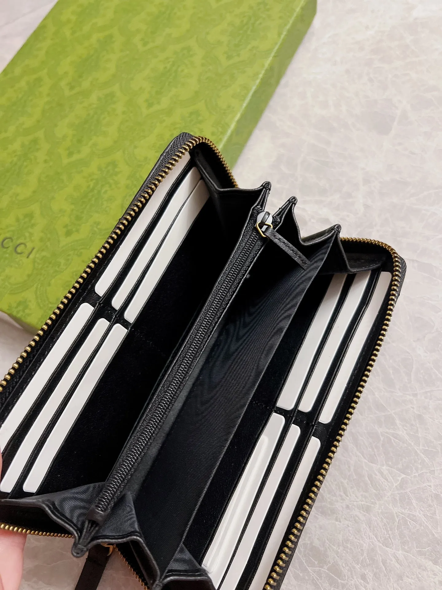 💰420 🇭🇺🇭🇺Latest～GG Marmont long zipper wallet🍿🍿Made with quilting, GG logo embroidered on the back🍿🍿GG logo vintage gold-tone hardware🍿🍿Italian-made double G buckle snap closure🍿🍿12 card compartments and 3 banknote compartments🍿🍿1 separate internal compartment zipper coin bag🍿🍿Model: 443123, size: 19 x 10 x 2.5CM, color: black, red, pink,