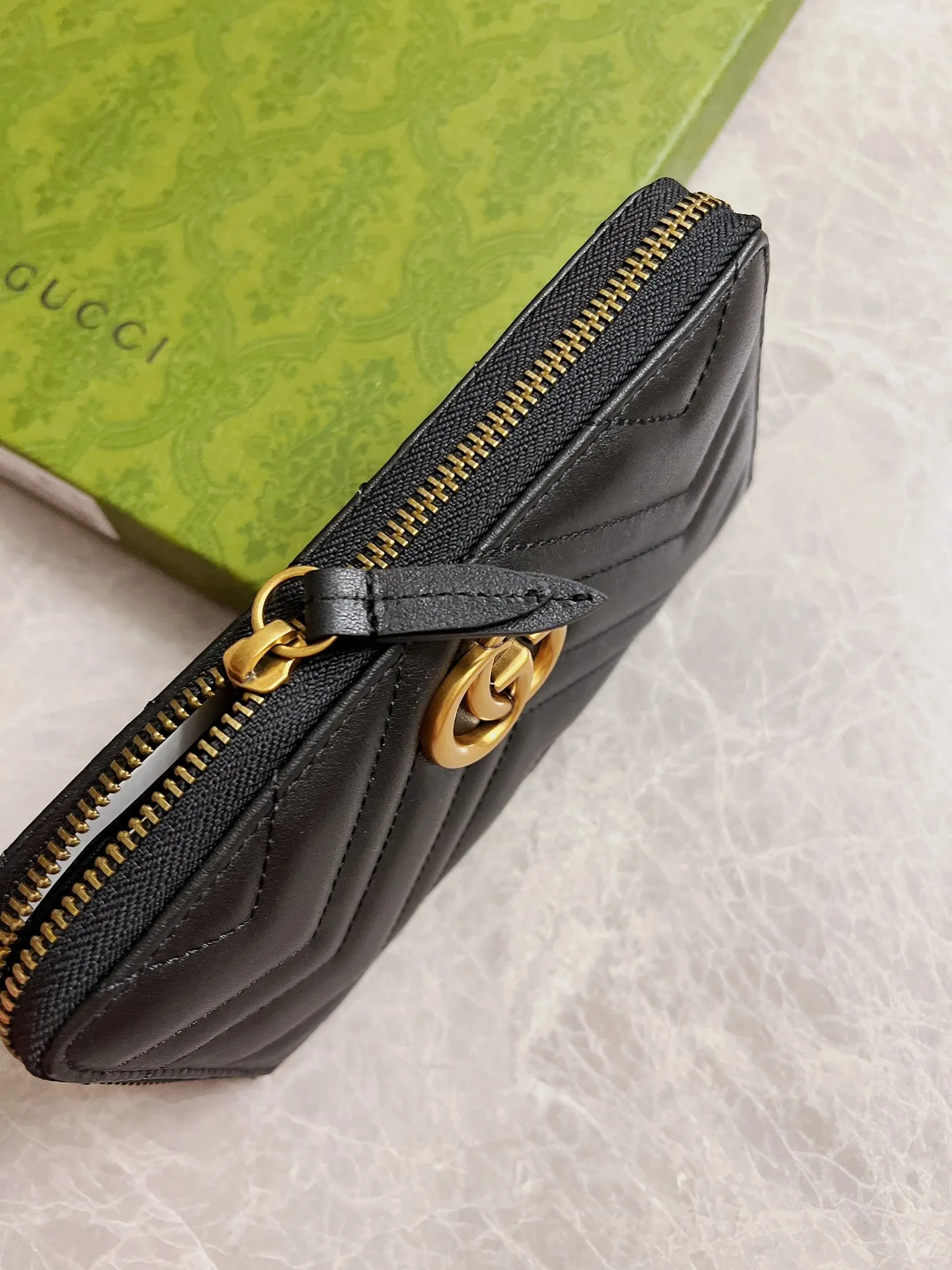 💰420 🇭🇺🇭🇺Latest～GG Marmont long zipper wallet🍿🍿Made with quilting, GG logo embroidered on the back🍿🍿GG logo vintage gold-tone hardware🍿🍿Italian-made double G buckle snap closure🍿🍿12 card compartments and 3 banknote compartments🍿🍿1 separate internal compartment zipper coin bag🍿🍿Model: 443123, size: 19 x 10 x 2.5CM, color: black, red, pink,