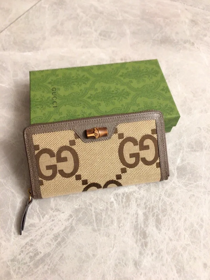💰440🇭🇺🇭🇺Gucci Diana Bamboo Wallet, a full-zip wallet that combines the brand’s most recognizable elements with ingeniously decorated bamboo accessories and monogram details. This wallet is made of double G patterned canvas and has a unique size that exudes a modern feel. Model: 658634, size: 19cm×10.5cm×2cm