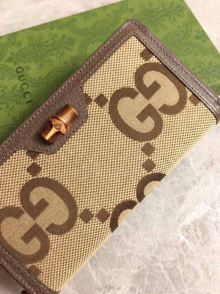 💰440🇭🇺🇭🇺Gucci Diana Bamboo Wallet, a full-zip wallet that combines the brand’s most recognizable elements with ingeniously decorated bamboo accessories and monogram details. This wallet is made of double G patterned canvas and has a unique size that exudes a modern feel. Model: 658634, size: 19cm×10.5cm×2cm