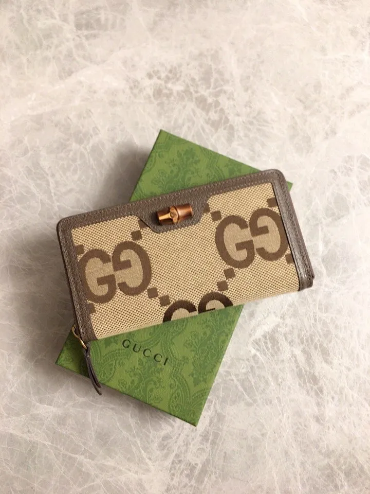 💰440🇭🇺🇭🇺Gucci Diana Bamboo Wallet, a full-zip wallet that combines the brand’s most recognizable elements with ingeniously decorated bamboo accessories and monogram details. This wallet is made of double G patterned canvas and has a unique size that exudes a modern feel. Model: 658634, size: 19cm×10.5cm×2cm