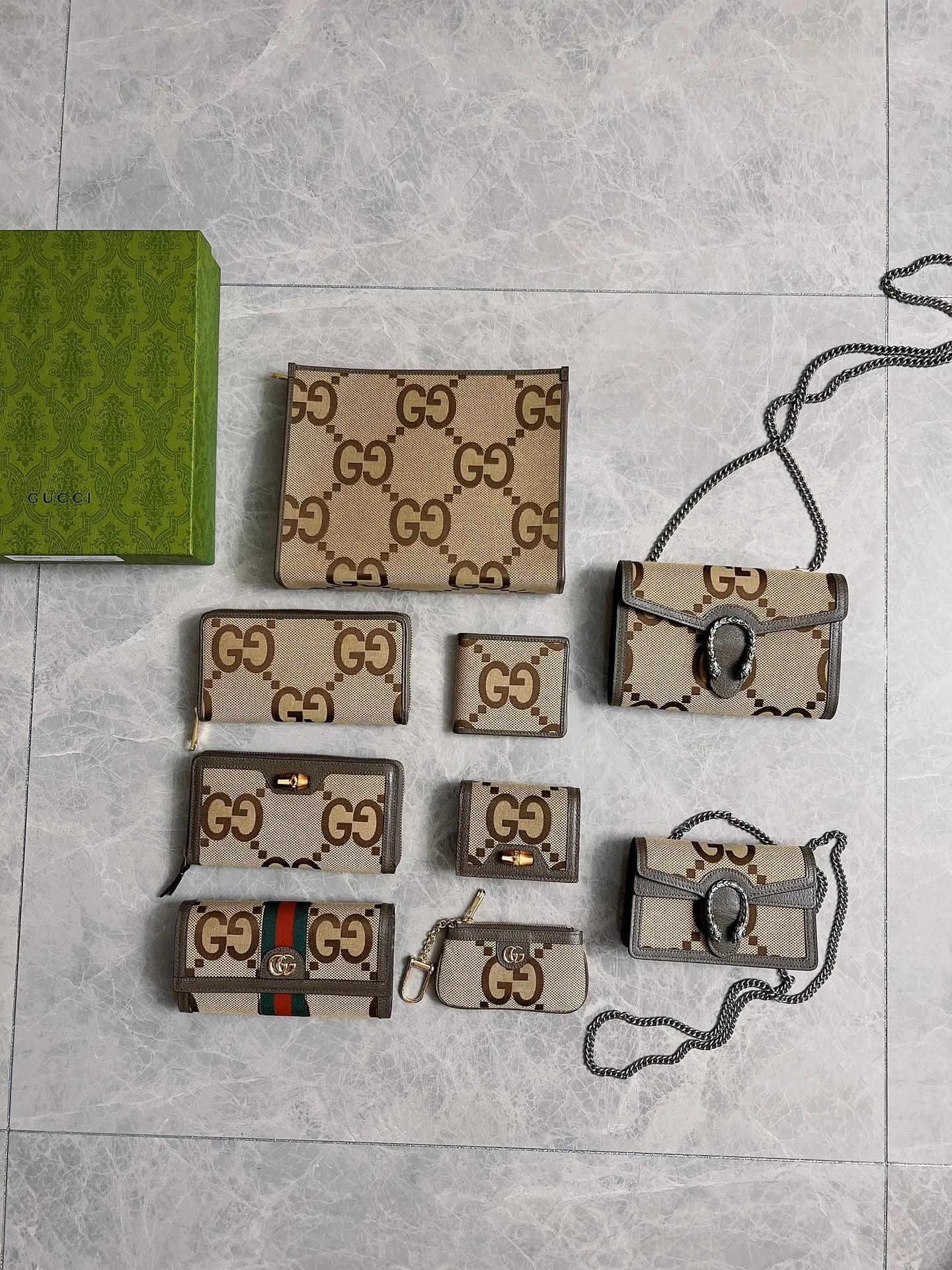 💰440🇭🇺🇭🇺Gucci Diana Bamboo Wallet, a full-zip wallet that combines the brand’s most recognizable elements with ingeniously decorated bamboo accessories and monogram details. This wallet is made of double G patterned canvas and has a unique size that exudes a modern feel. Model: 658634, size: 19cm×10.5cm×2cm