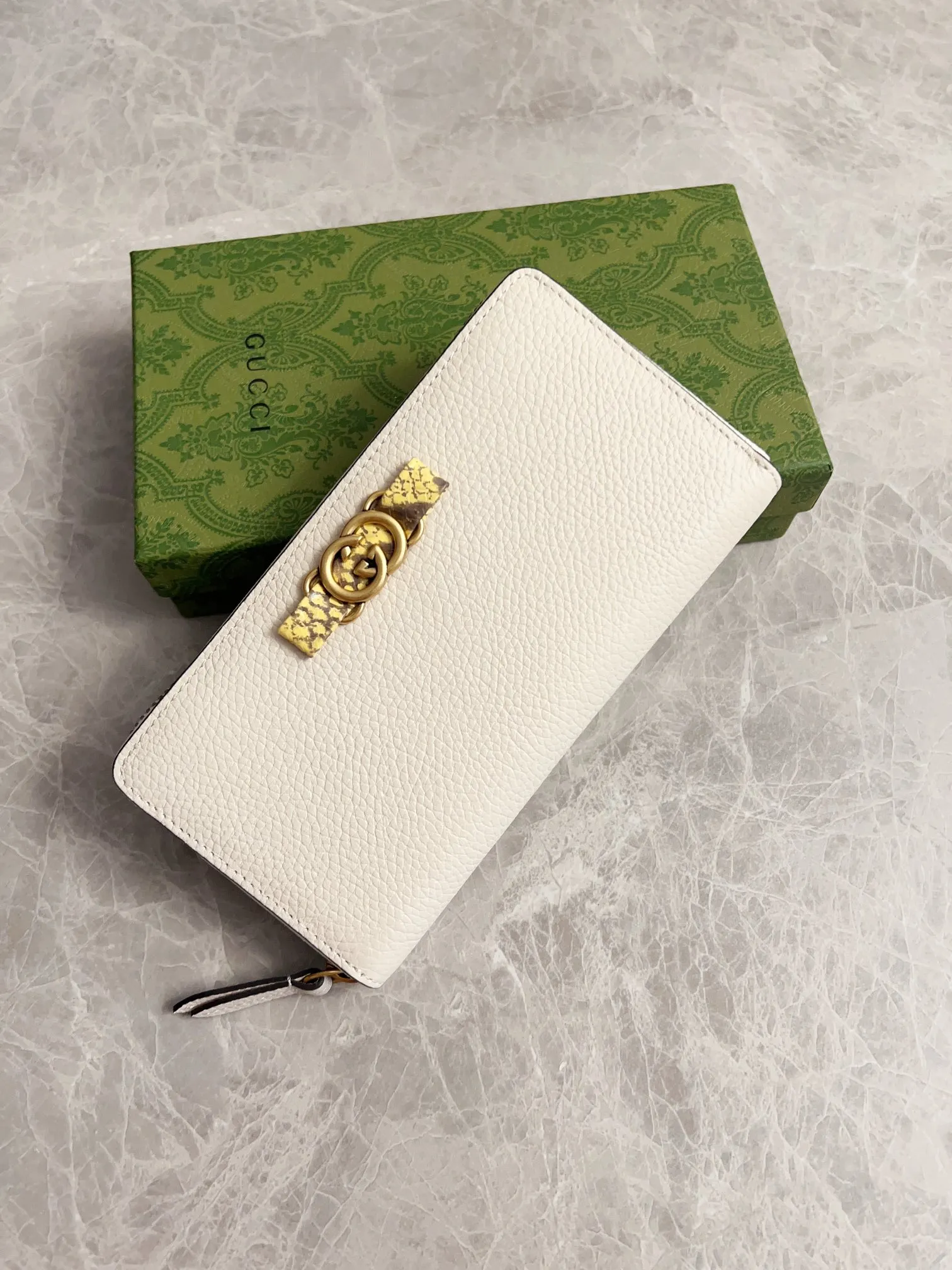 💰460🇮🇹🇮🇹Gucci’s latest ~ Interlocking Double G python leather bow wallet🍓🍓Made of original factory calfskin, 🍓🍓Butterfly on the front The knot is crafted with python leather piping and interlocking G detailing in an antique gold tone, 🍓🍓Iconic fashion piece🍓🍓Model: 750458, Size: 19x 10x3cm