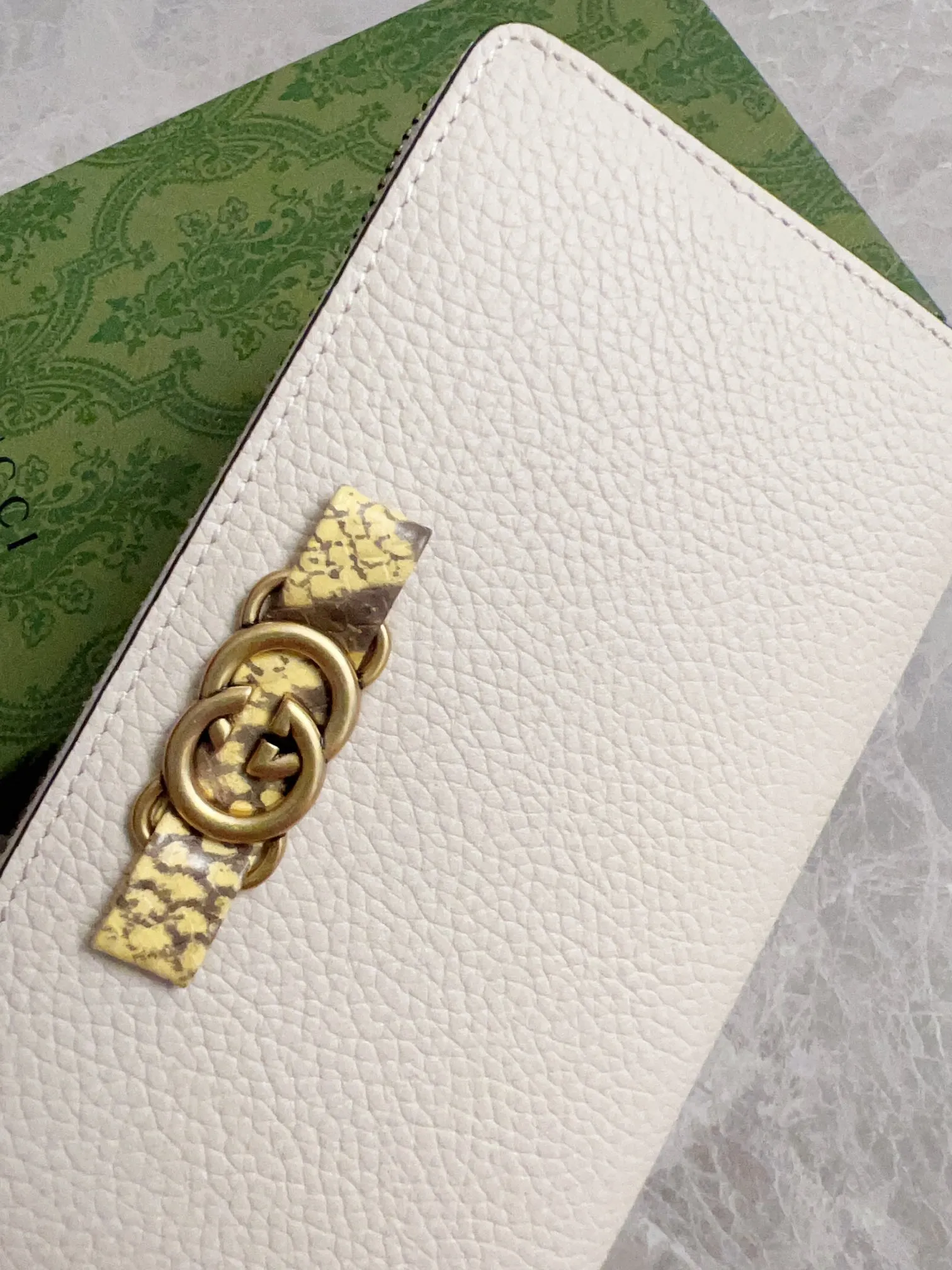 💰460🇮🇹🇮🇹Gucci’s latest ~ Interlocking Double G python leather bow wallet🍓🍓Made of original factory calfskin, 🍓🍓Butterfly on the front The knot is crafted with python leather piping and interlocking G detailing in an antique gold tone, 🍓🍓Iconic fashion piece🍓🍓Model: 750458, Size: 19x 10x3cm
