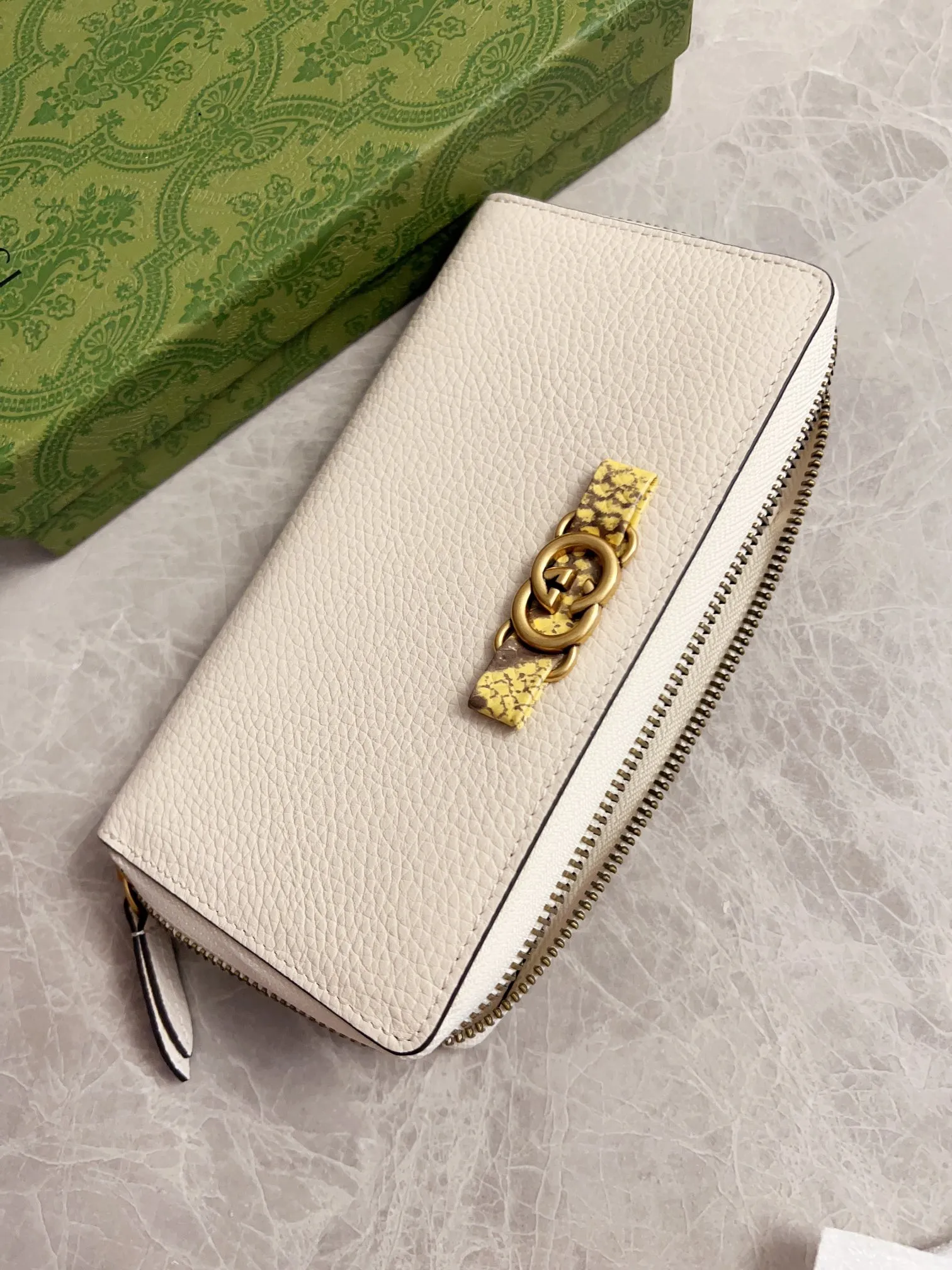 💰460🇮🇹🇮🇹Gucci’s latest ~ Interlocking Double G python leather bow wallet🍓🍓Made of original factory calfskin, 🍓🍓Butterfly on the front The knot is crafted with python leather piping and interlocking G detailing in an antique gold tone, 🍓🍓Iconic fashion piece🍓🍓Model: 750458, Size: 19x 10x3cm