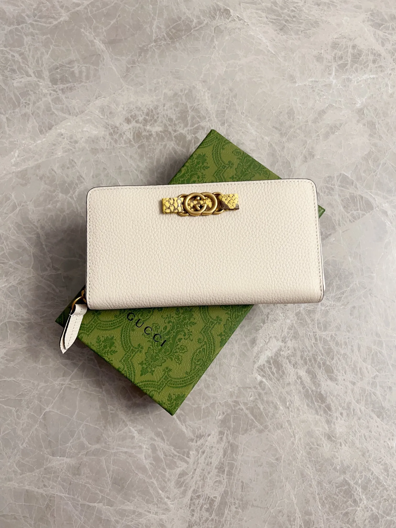 💰460🇮🇹🇮🇹Gucci’s latest ~ Interlocking Double G python leather bow wallet🍓🍓Made of original factory calfskin, 🍓🍓Butterfly on the front The knot is crafted with python leather piping and interlocking G detailing in an antique gold tone, 🍓🍓Iconic fashion piece🍓🍓Model: 750458, Size: 19x 10x3cm