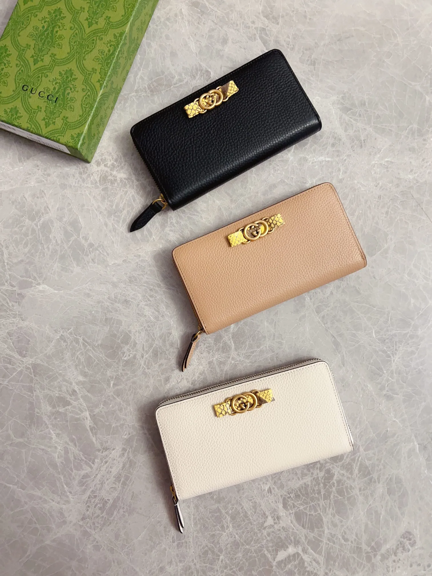 💰460🇮🇹🇮🇹Gucci’s latest ~ Interlocking Double G python leather bow wallet🍓🍓Made of original factory calfskin, 🍓🍓Butterfly on the front The knot is crafted with python leather piping and interlocking G detailing in an antique gold tone, 🍓🍓Iconic fashion piece🍓🍓Model: 750458, Size: 19x 10x3cm