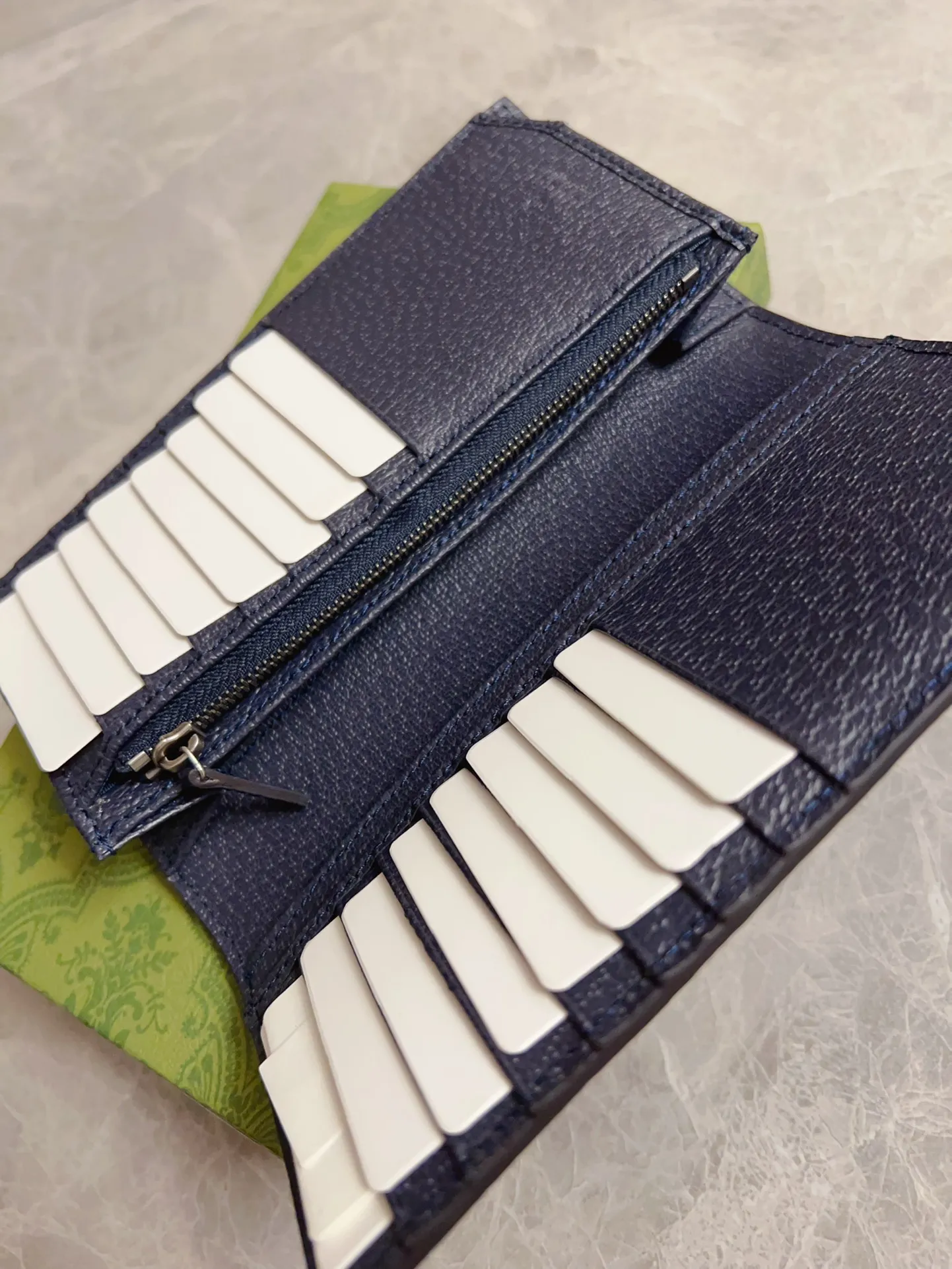 💰400 🇭🇺🇭🇺GucciO’s latest phidia series suit bag, Ophidia series items have endless retro feelings. GG Supreme canvas, cowhide piping, gun silver tone accessories Double G Model: 791746 Size: 19x 9.5cm Color: gray/blue/pvc.