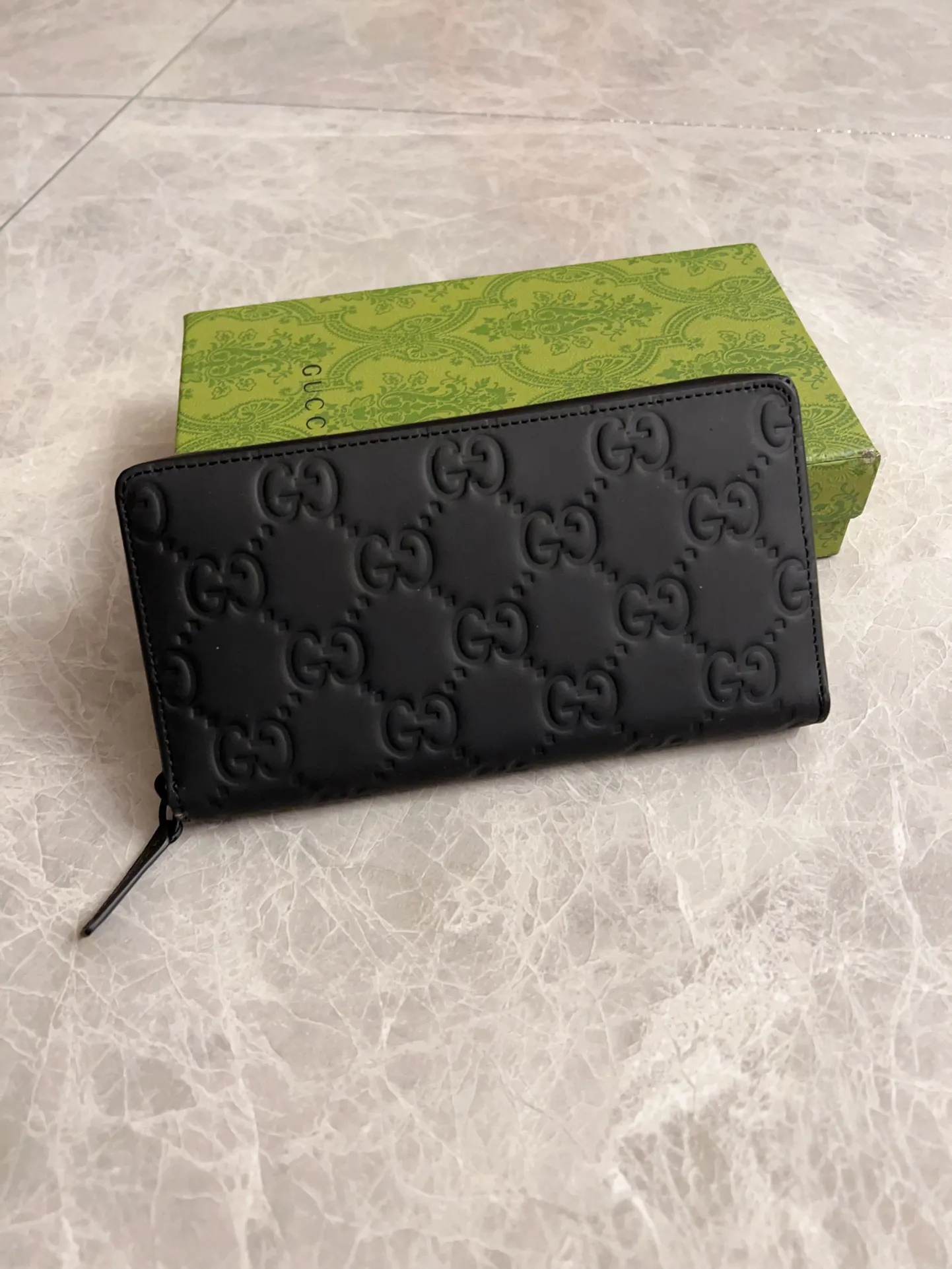 💰460 🇭🇺🇭🇺gucci's new men's series of original black rubber effect are now available🎋🎋Model number: 771421, size: 19x10.5x2.5cm🎋🎋Counter quality, top-quality original goods, real photos🎋🎋