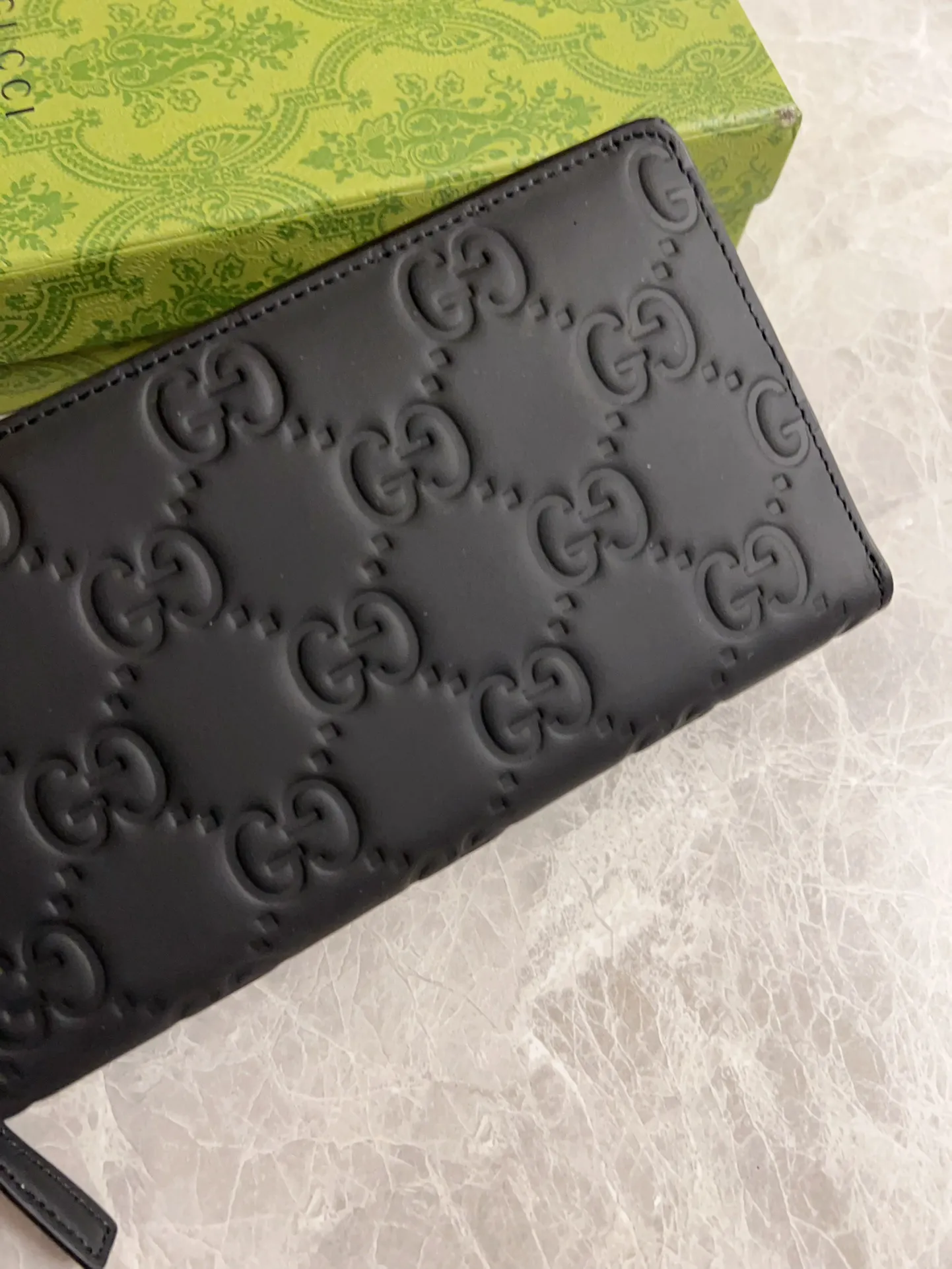 💰460 🇭🇺🇭🇺gucci's new men's series of original black rubber effect are now available🎋🎋Model number: 771421, size: 19x10.5x2.5cm🎋🎋Counter quality, top-quality original goods, real photos🎋🎋
