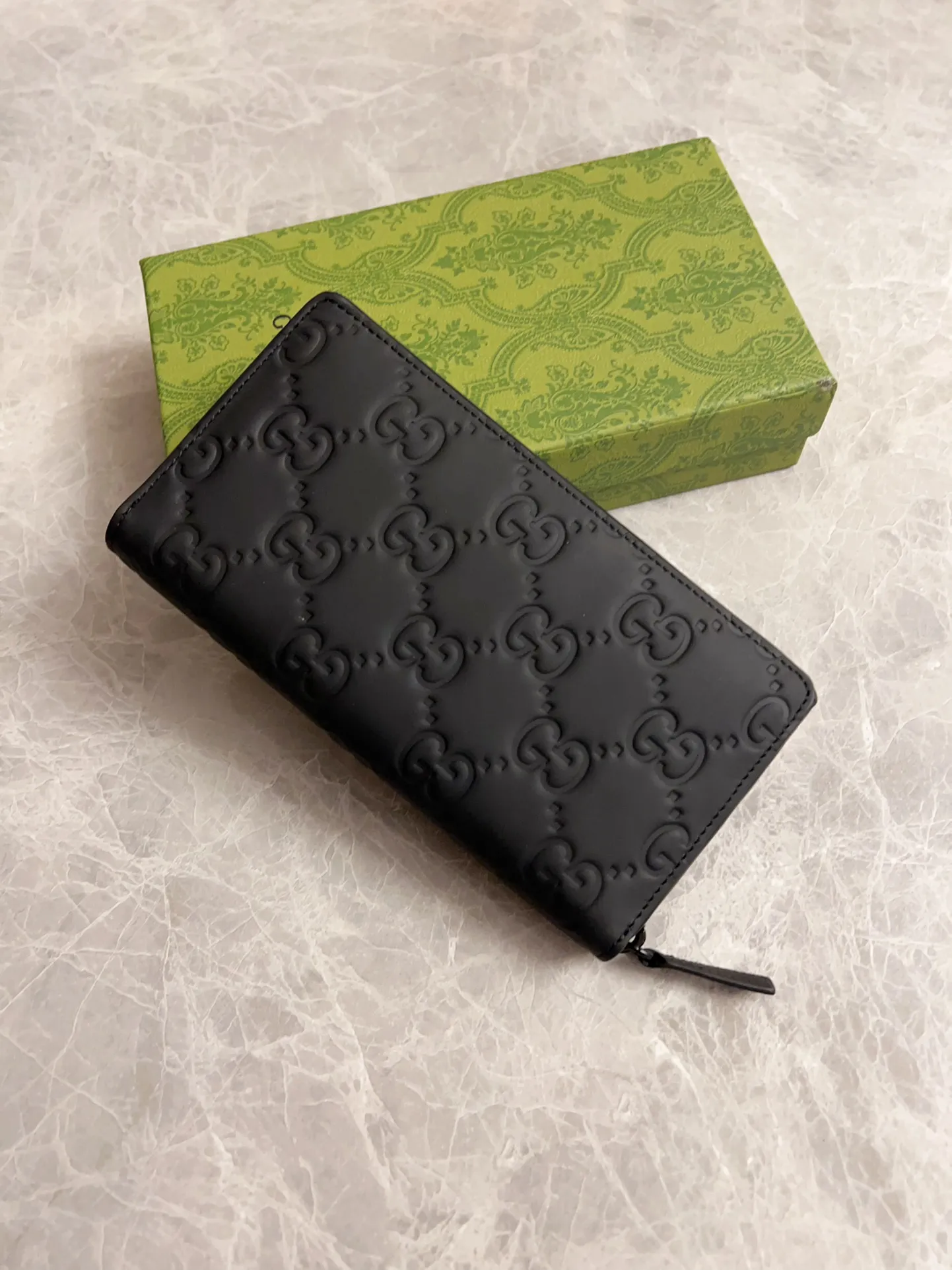 💰460 🇭🇺🇭🇺gucci's new men's series of original black rubber effect are now available🎋🎋Model number: 771421, size: 19x10.5x2.5cm🎋🎋Counter quality, top-quality original goods, real photos🎋🎋