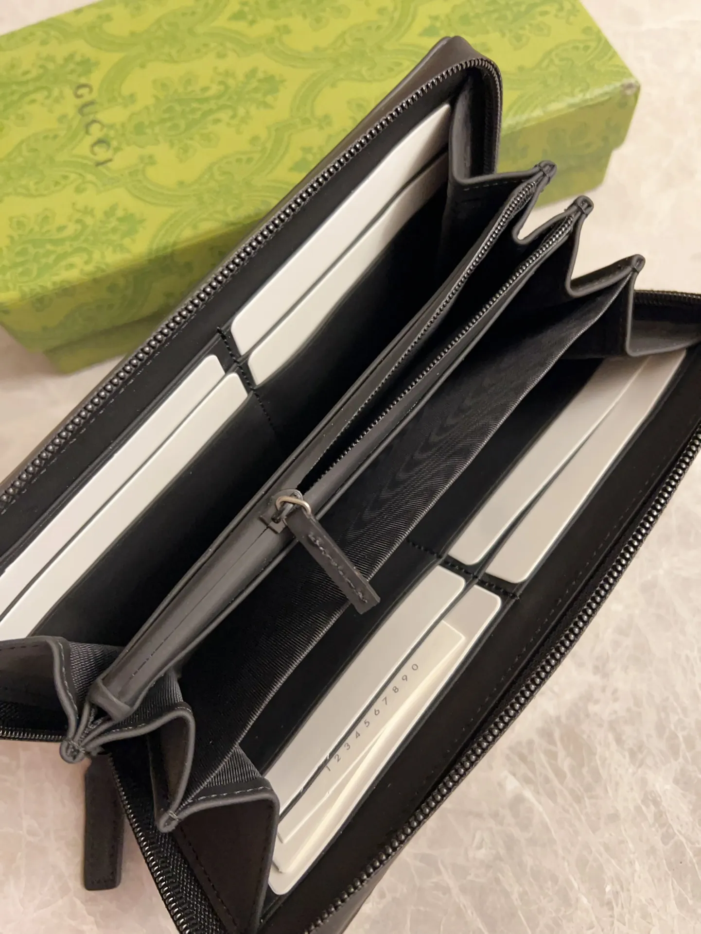 💰460 🇭🇺🇭🇺gucci's new men's series of original black rubber effect are now available🎋🎋Model number: 771421, size: 19x10.5x2.5cm🎋🎋Counter quality, top-quality original goods, real photos🎋🎋