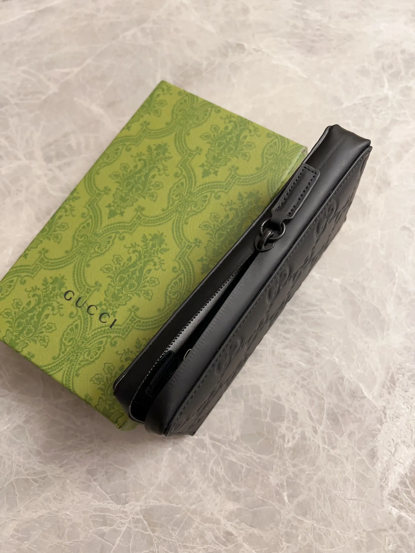 💰460 🇭🇺🇭🇺gucci's new men's series of original black rubber effect are now available🎋🎋Model number: 771421, size: 19x10.5x2.5cm🎋🎋Counter quality, top-quality original goods, real photos🎋🎋