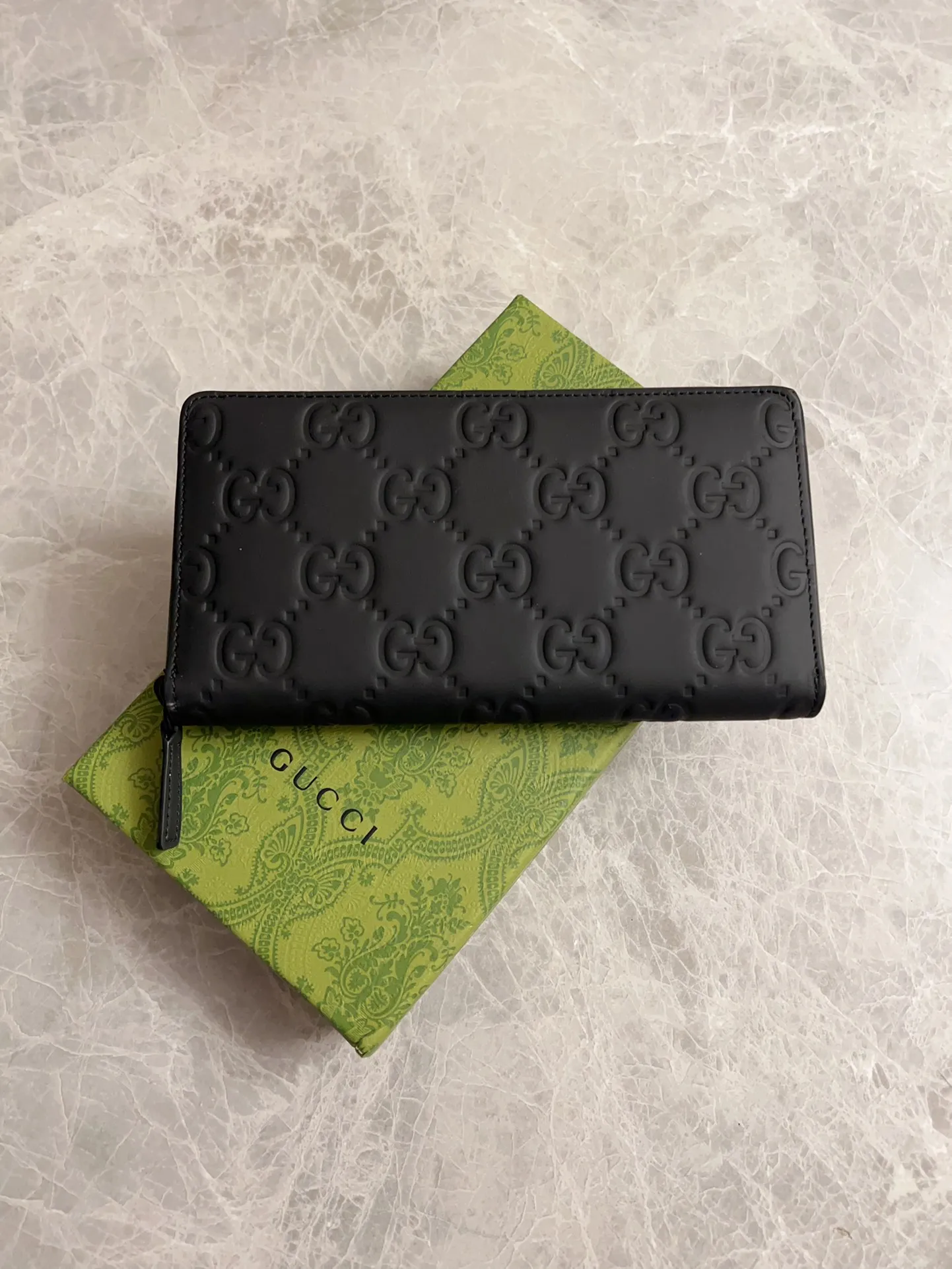 💰460 🇭🇺🇭🇺gucci's new men's series of original black rubber effect are now available🎋🎋Model number: 771421, size: 19x10.5x2.5cm🎋🎋Counter quality, top-quality original goods, real photos🎋🎋