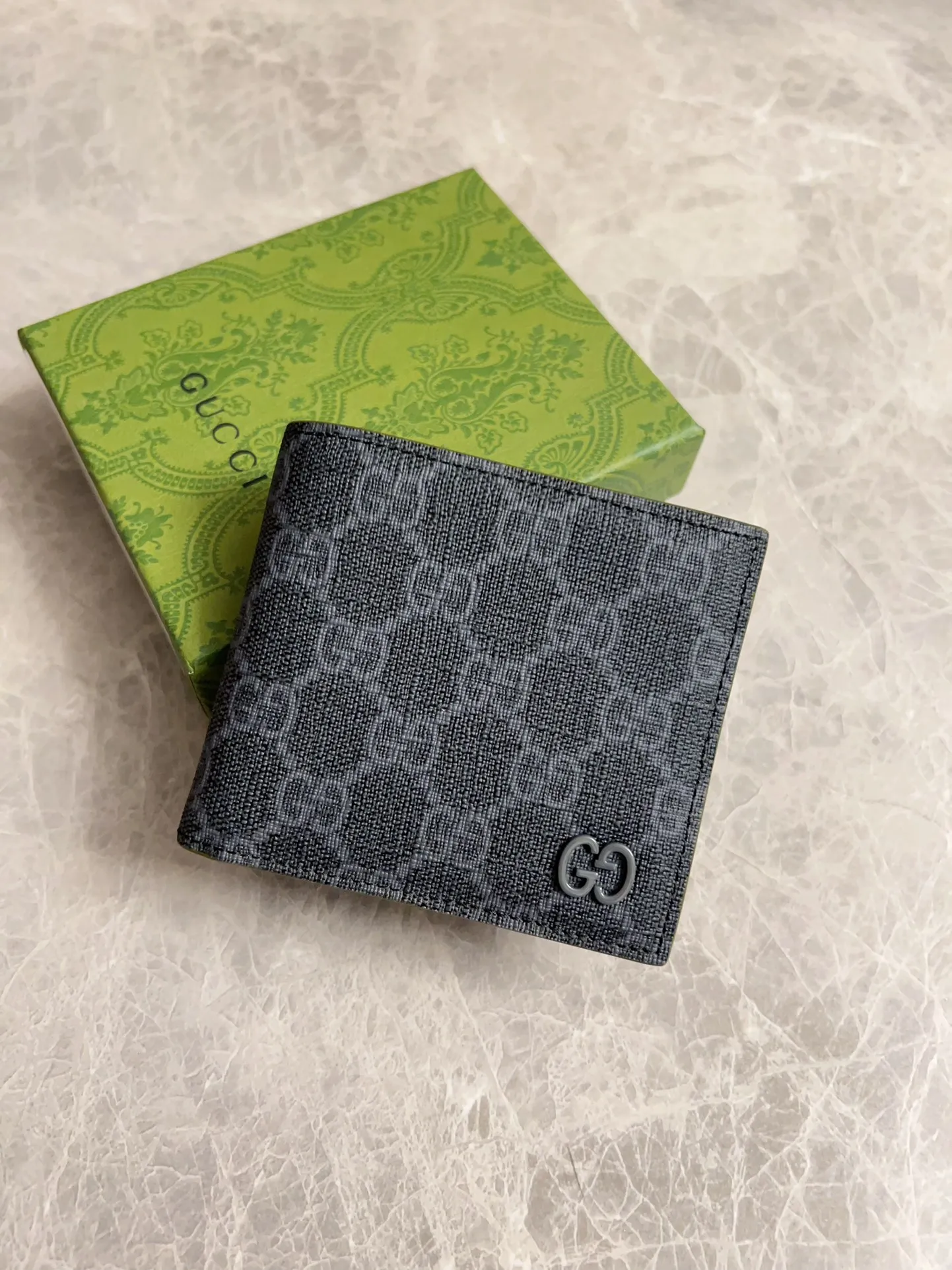 💰320🇭🇺🇭🇺Gucci’s latest collection ~ short clip (built-in coin pocket) 🧤🧤The two-tone design full of contrasting beauty makes the GG logo emblazoned on the body of the bag show off🧤🧤The fabric is made of black GG, and the lining is made of contrasting cowhide leather🧤🧤Black GG Supreme canvas with dark gray ceramic effect Double G, size: 11x 9cm Model: 768244 (original product)