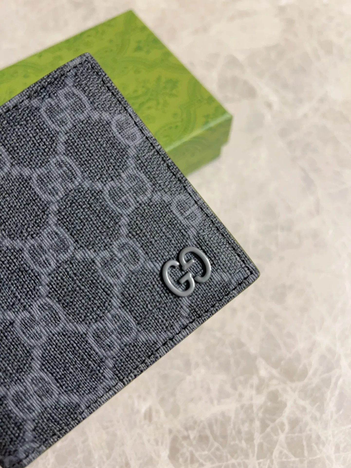 💰320🇭🇺🇭🇺Gucci’s latest collection ~ short clip (built-in coin pocket) 🧤🧤The two-tone design full of contrasting beauty makes the GG logo emblazoned on the body of the bag show off🧤🧤The fabric is made of black GG, and the lining is made of contrasting cowhide leather🧤🧤Black GG Supreme canvas with dark gray ceramic effect Double G, size: 11x 9cm Model: 768244 (original product)