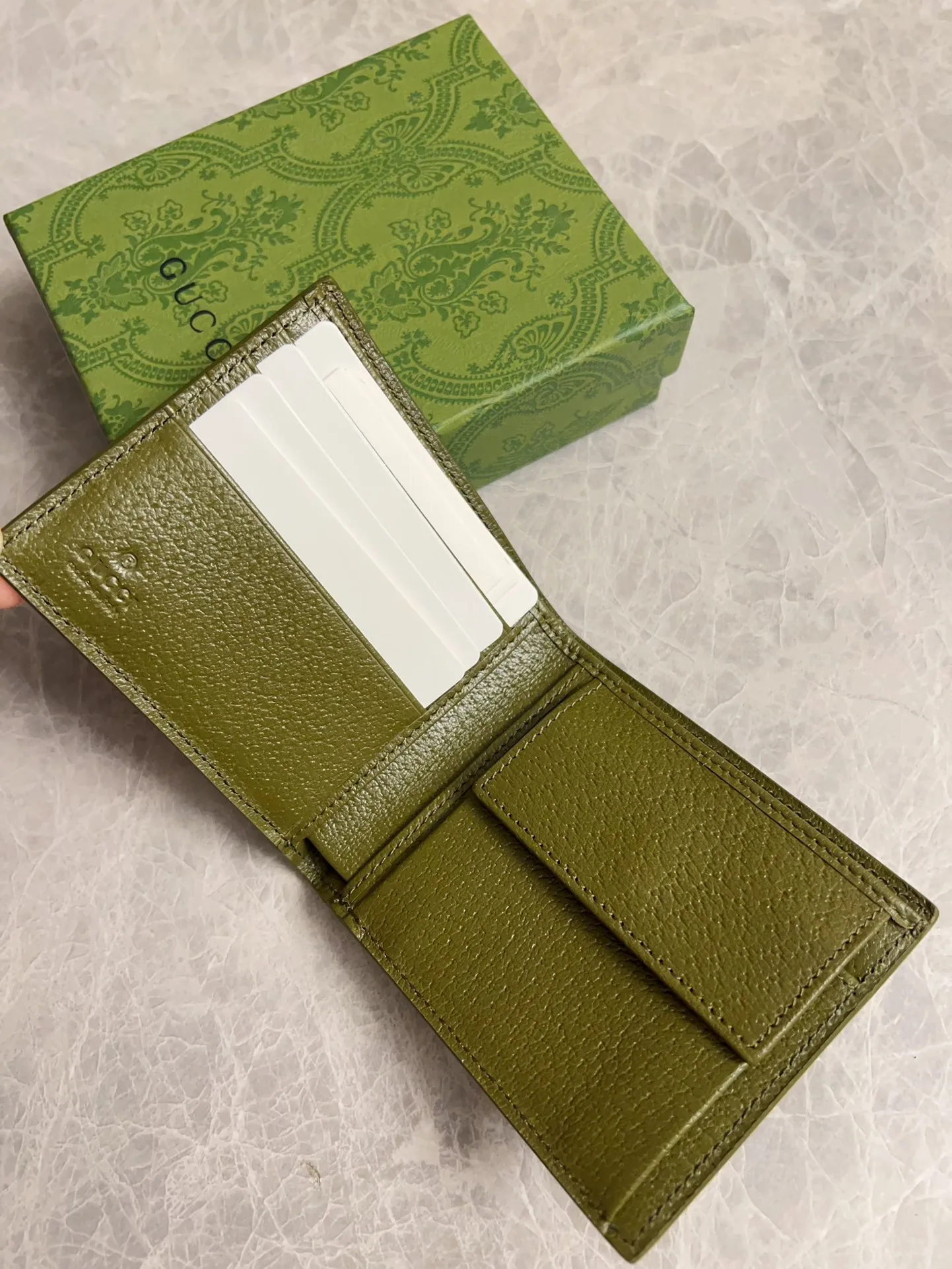 💰320🇭🇺🇭🇺Gucci’s latest collection ~ short clip (built-in coin pocket) 🧤🧤The two-tone design full of contrasting beauty makes the GG logo emblazoned on the body of the bag show off🧤🧤The fabric is made of black GG, and the lining is made of contrasting cowhide leather🧤🧤Black GG Supreme canvas with dark gray ceramic effect Double G, size: 11x 9cm Model: 768244 (original product)