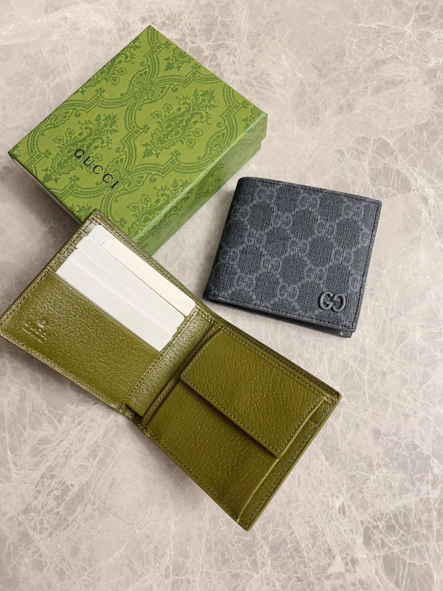 💰320🇭🇺🇭🇺Gucci’s latest collection ~ short clip (built-in coin pocket) 🧤🧤The two-tone design full of contrasting beauty makes the GG logo emblazoned on the body of the bag show off🧤🧤The fabric is made of black GG, and the lining is made of contrasting cowhide leather🧤🧤Black GG Supreme canvas with dark gray ceramic effect Double G, size: 11x 9cm Model: 768244 (original product)