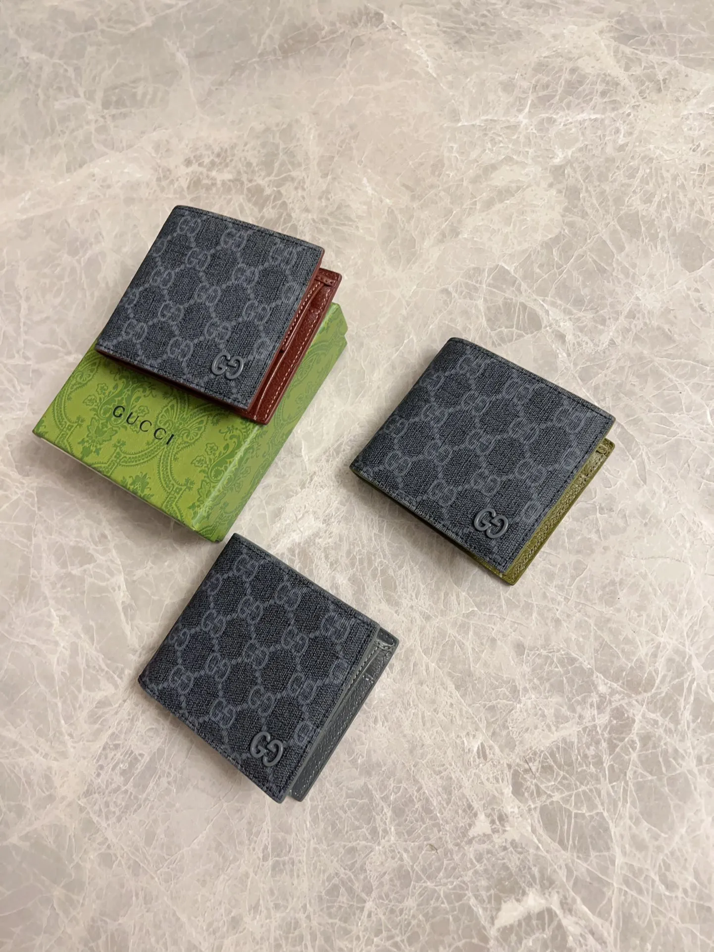 💰320🇭🇺🇭🇺Gucci’s latest collection ~ short clip (built-in coin pocket) 🧤🧤The two-tone design full of contrasting beauty makes the GG logo emblazoned on the body of the bag show off🧤🧤The fabric is made of black GG, and the lining is made of contrasting cowhide leather🧤🧤Black GG Supreme canvas with dark gray ceramic effect Double G, size: 11x 9cm Model: 768244 (original product)