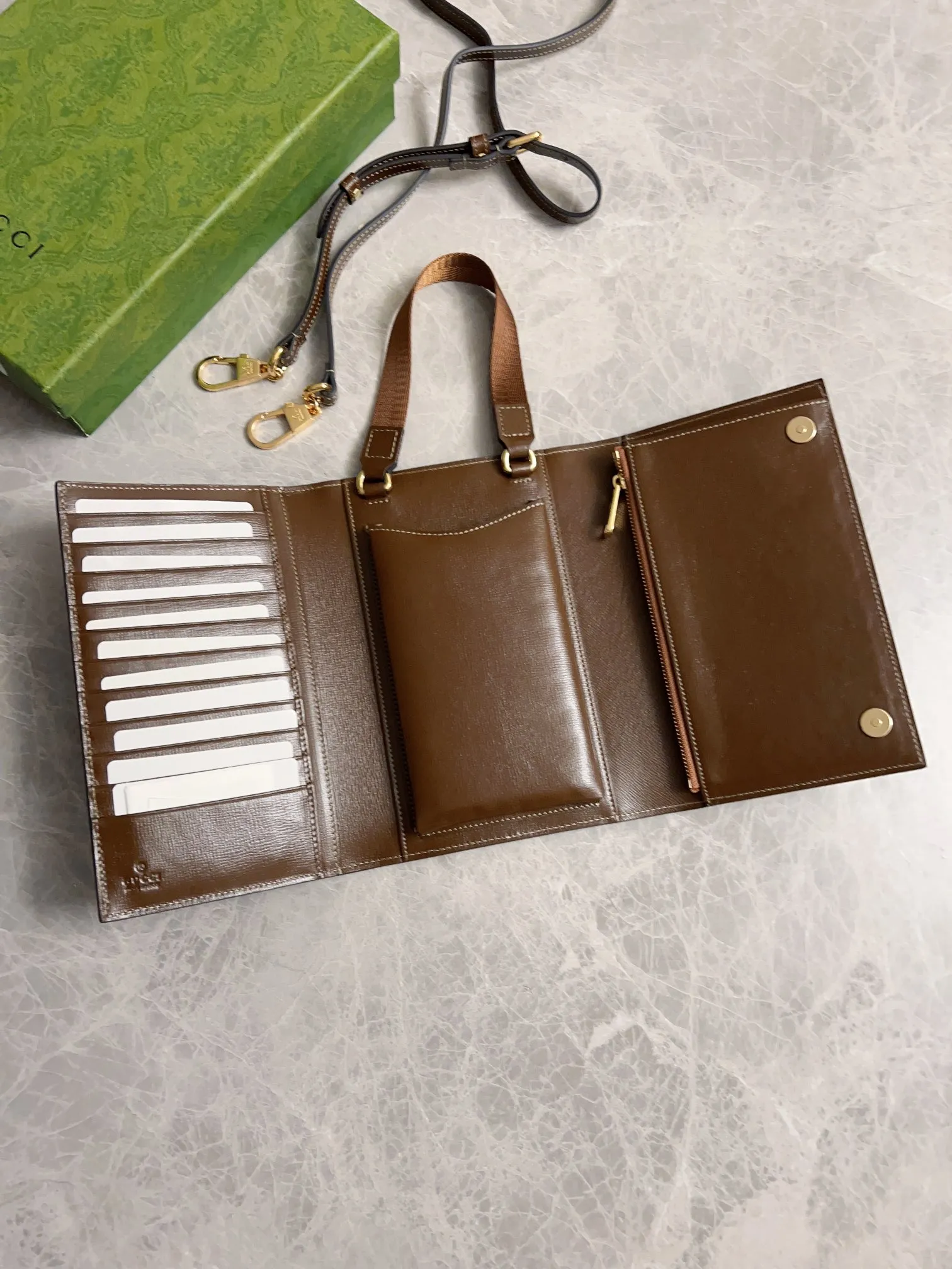 💰720🇮🇹🇮🇹The latest Gucci, synchronized with counters! 🪅🪅 Interlocking Double G clutch bag, 🪅🪅 oval interlocking Double G leather label, Double G fabric with cowhide piping, 🪅🪅Model number: 724358, size: 20x14X4cm (open 40cm) can be carried cross-body or portable, built-in (mobile phone + card holder + cash) three essentials for going out, integrated into one! Fashion item! Awesome! 🪅🪅