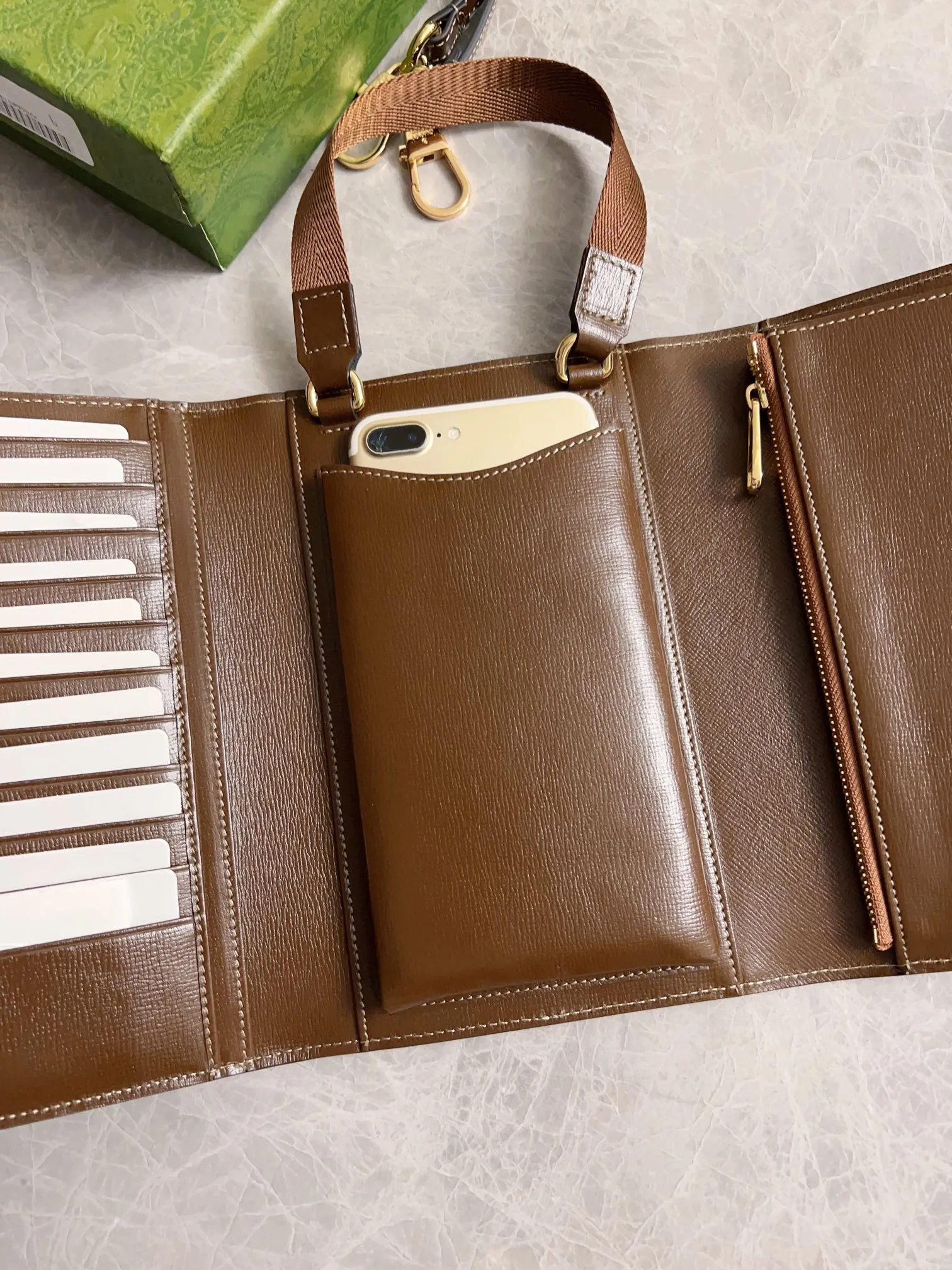 💰720🇮🇹🇮🇹The latest Gucci, synchronized with counters! 🪅🪅 Interlocking Double G clutch bag, 🪅🪅 oval interlocking Double G leather label, Double G fabric with cowhide piping, 🪅🪅Model number: 724358, size: 20x14X4cm (open 40cm) can be carried cross-body or portable, built-in (mobile phone + card holder + cash) three essentials for going out, integrated into one! Fashion item! Awesome! 🪅🪅