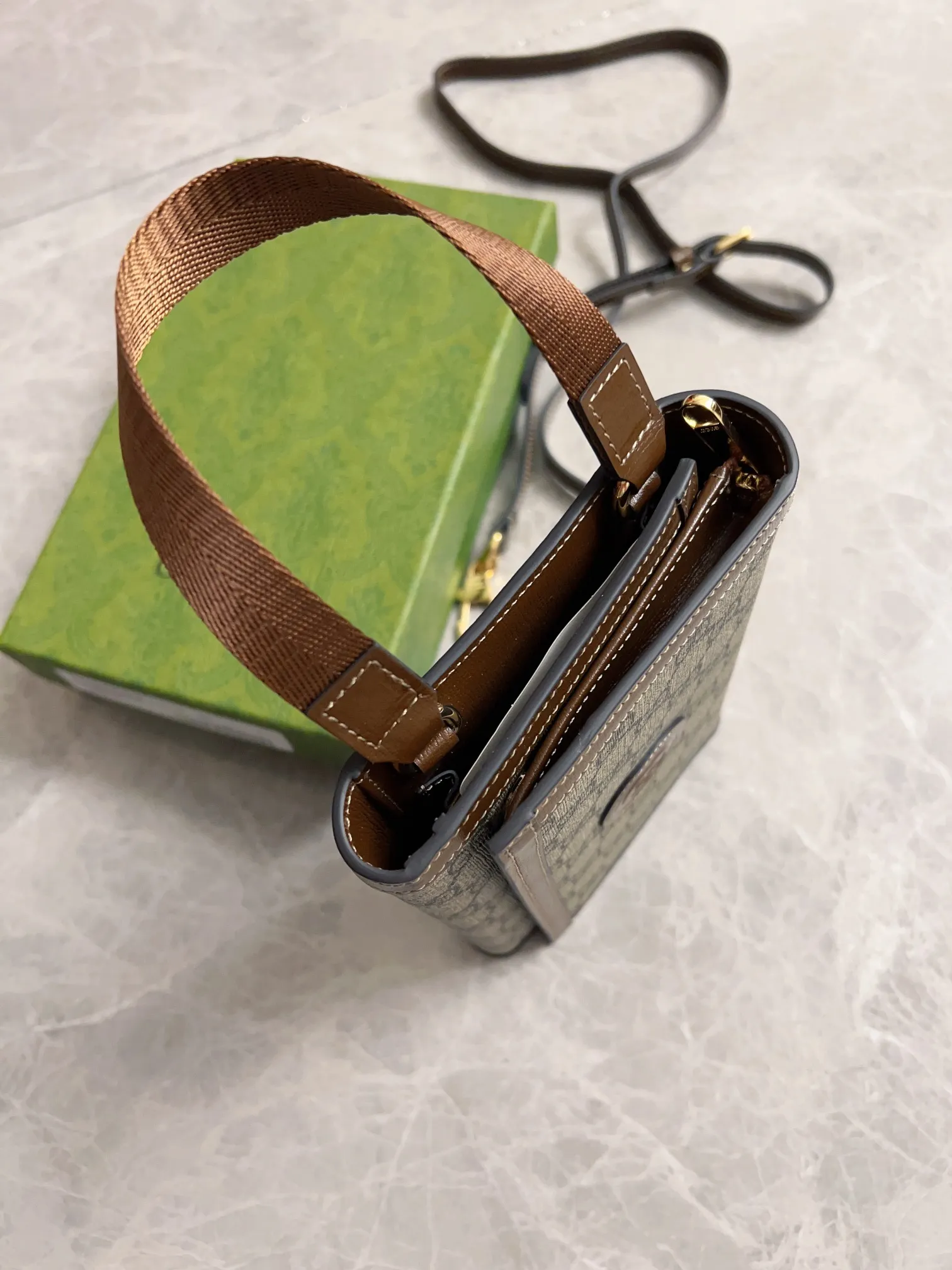 💰720🇮🇹🇮🇹The latest Gucci, synchronized with counters! 🪅🪅 Interlocking Double G clutch bag, 🪅🪅 oval interlocking Double G leather label, Double G fabric with cowhide piping, 🪅🪅Model number: 724358, size: 20x14X4cm (open 40cm) can be carried cross-body or portable, built-in (mobile phone + card holder + cash) three essentials for going out, integrated into one! Fashion item! Awesome! 🪅🪅