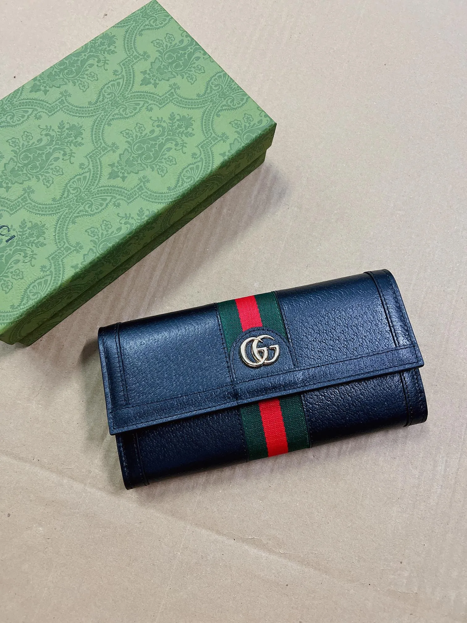 💰440🇭🇺🇭🇺 The official website is synchronized with the new model! Ophidia series ~ two-fold long clip, 🍉🍉 made of GG Supreme original factory pig grain first-layer cowhide 🍉🍉 equipped with iconic double G hardware marks, classic red and green webbing, exquisitely made! 🍉🍉Model number: 523153, size: W19xH10xD3cm, color: black, white, burgundy