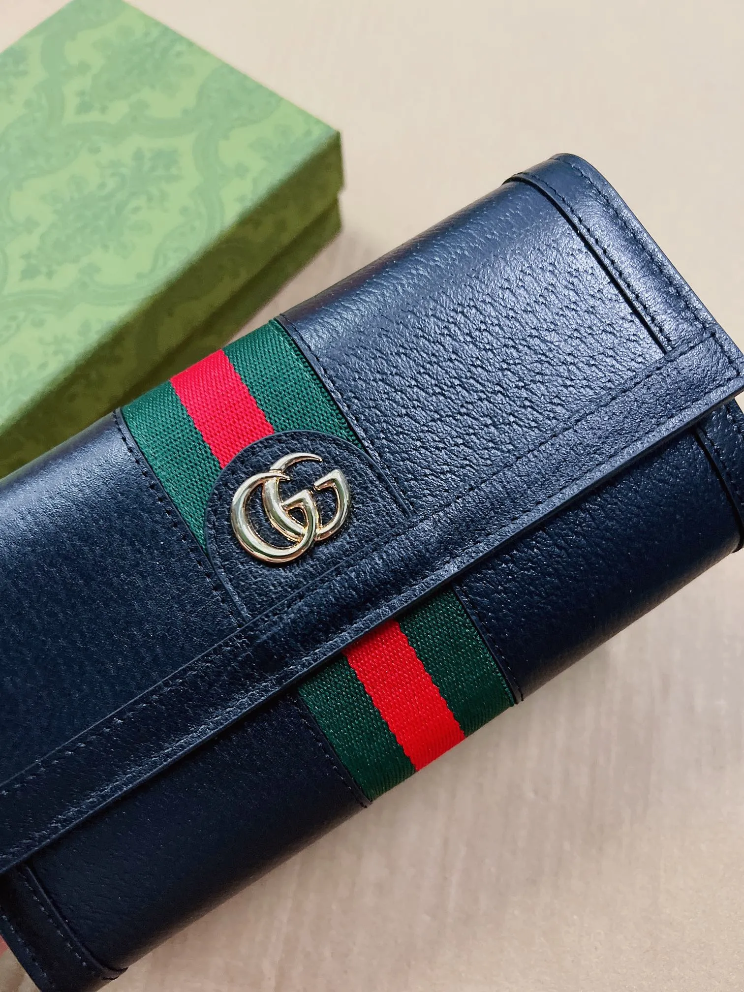 💰440🇭🇺🇭🇺 The official website is synchronized with the new model! Ophidia series ~ two-fold long clip, 🍉🍉 made of GG Supreme original factory pig grain first-layer cowhide 🍉🍉 equipped with iconic double G hardware marks, classic red and green webbing, exquisitely made! 🍉🍉Model number: 523153, size: W19xH10xD3cm, color: black, white, burgundy