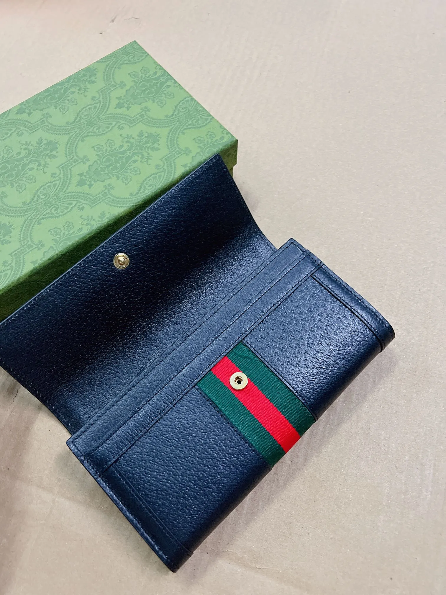 💰440🇭🇺🇭🇺 The official website is synchronized with the new model! Ophidia series ~ two-fold long clip, 🍉🍉 made of GG Supreme original factory pig grain first-layer cowhide 🍉🍉 equipped with iconic double G hardware marks, classic red and green webbing, exquisitely made! 🍉🍉Model number: 523153, size: W19xH10xD3cm, color: black, white, burgundy