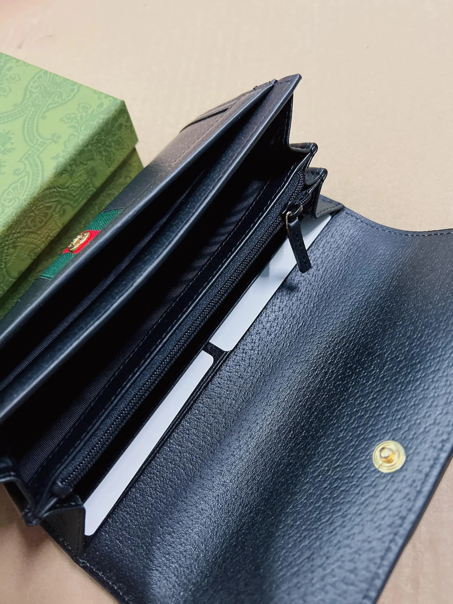 💰440🇭🇺🇭🇺 The official website is synchronized with the new model! Ophidia series ~ two-fold long clip, 🍉🍉 made of GG Supreme original factory pig grain first-layer cowhide 🍉🍉 equipped with iconic double G hardware marks, classic red and green webbing, exquisitely made! 🍉🍉Model number: 523153, size: W19xH10xD3cm, color: black, white, burgundy