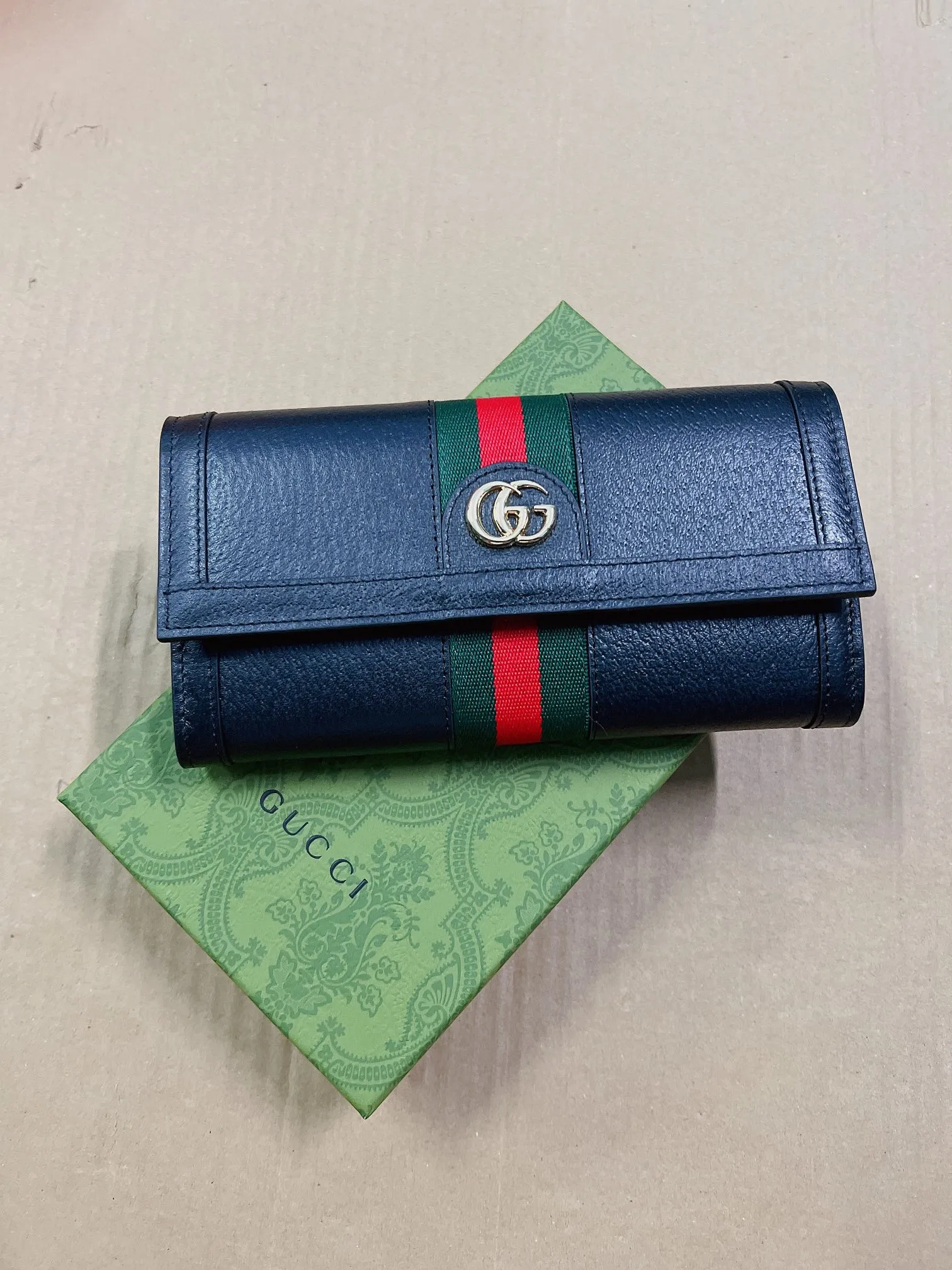💰440🇭🇺🇭🇺 The official website is synchronized with the new model! Ophidia series ~ two-fold long clip, 🍉🍉 made of GG Supreme original factory pig grain first-layer cowhide 🍉🍉 equipped with iconic double G hardware marks, classic red and green webbing, exquisitely made! 🍉🍉Model number: 523153, size: W19xH10xD3cm, color: black, white, burgundy