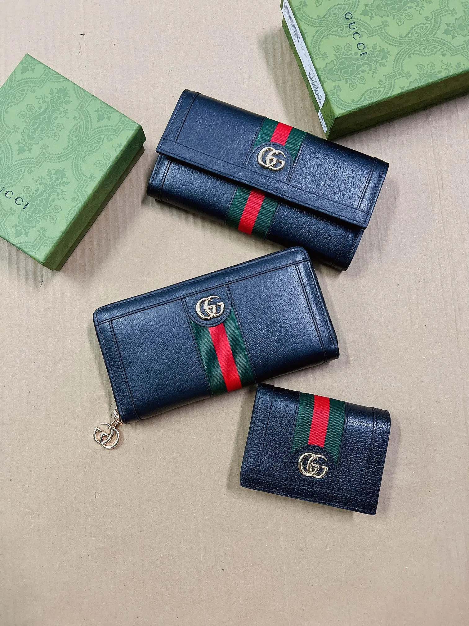 💰440🇭🇺🇭🇺 The official website is synchronized with the new model! Ophidia series ~ two-fold long clip, 🍉🍉 made of GG Supreme original factory pig grain first-layer cowhide 🍉🍉 equipped with iconic double G hardware marks, classic red and green webbing, exquisitely made! 🍉🍉Model number: 523153, size: W19xH10xD3cm, color: black, white, burgundy
